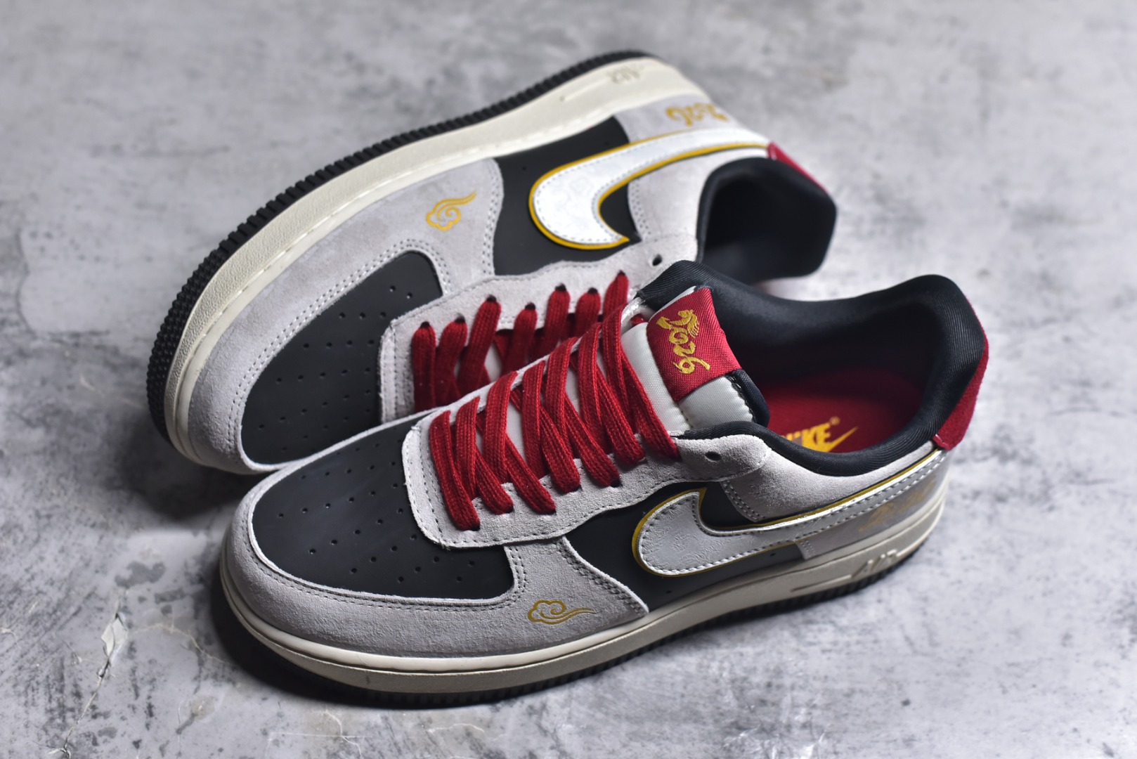 图片[7]-#2026新款定制限量发售❗️高端定制Nike Air Force 1 \’07 Low “马年限定联名——白灰中国风” 鞋身侧面印有金色“2026”字样与祥云纹样，鞋盒饰有金色祥云图案，直接呼应2026蛇年的生肖主题。 # 定制鞋盒 高端定制 低帮休闲板鞋 大厂纯原品质出货 超高清洁度 皮料切割干净无任何毛边 细节完美 货号：KD1688-006 尺码：36 36.5 37.5 38 38.5 39 40 40.5 41 42 42.5 43 44 44.5 45\”},\”album\”：{\”avatarFrame\”：\”-选品中心
