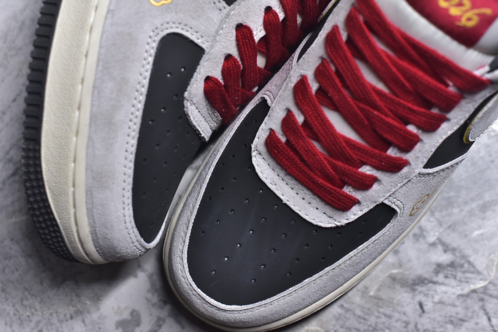 图片[8]-#2026新款定制限量发售❗️高端定制Nike Air Force 1 \’07 Low “马年限定联名——白灰中国风” 鞋身侧面印有金色“2026”字样与祥云纹样，鞋盒饰有金色祥云图案，直接呼应2026蛇年的生肖主题。 # 定制鞋盒 高端定制 低帮休闲板鞋 大厂纯原品质出货 超高清洁度 皮料切割干净无任何毛边 细节完美 货号：KD1688-006 尺码：36 36.5 37.5 38 38.5 39 40 40.5 41 42 42.5 43 44 44.5 45\”},\”album\”：{\”avatarFrame\”：\”-选品中心