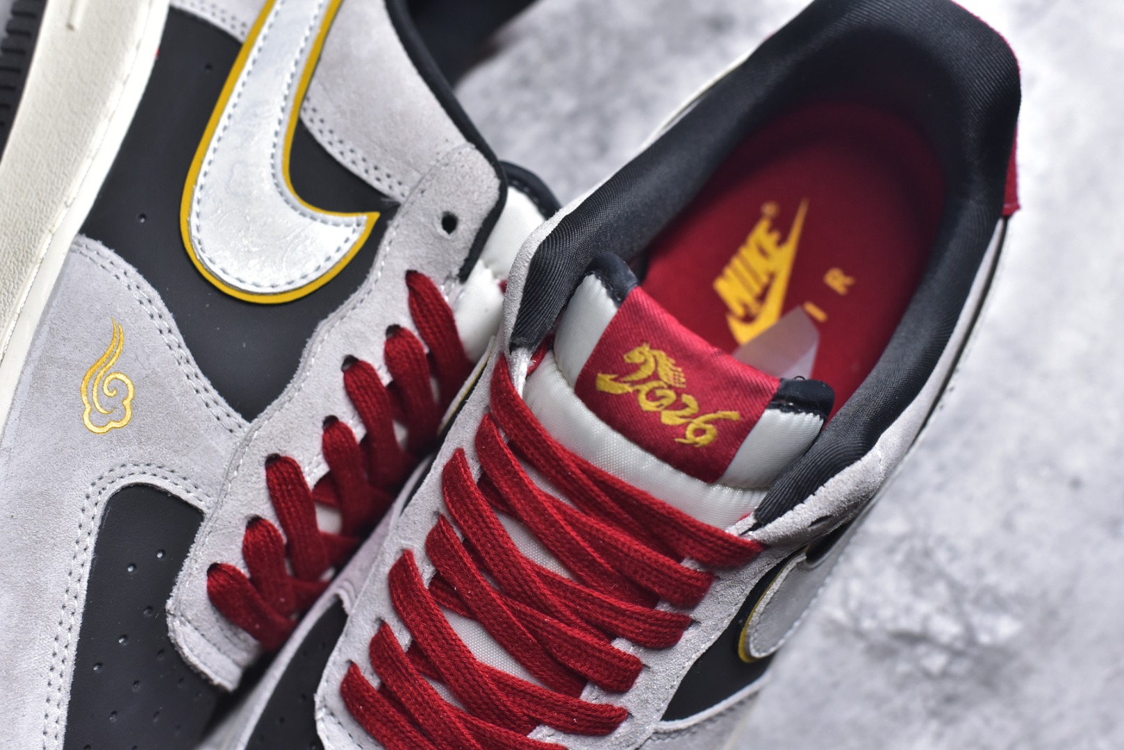 图片[9]-#2026新款定制限量发售❗️高端定制Nike Air Force 1 \’07 Low “马年限定联名——白灰中国风” 鞋身侧面印有金色“2026”字样与祥云纹样，鞋盒饰有金色祥云图案，直接呼应2026蛇年的生肖主题。 # 定制鞋盒 高端定制 低帮休闲板鞋 大厂纯原品质出货 超高清洁度 皮料切割干净无任何毛边 细节完美 货号：KD1688-006 尺码：36 36.5 37.5 38 38.5 39 40 40.5 41 42 42.5 43 44 44.5 45\”},\”album\”：{\”avatarFrame\”：\”-选品中心