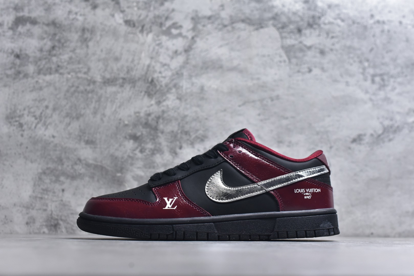 #Nike SB Dunk Low“马年限定——红檀玄银” 高端定制 低帮休闲板鞋 定制鞋盒 大厂纯原品质出货 超高清洁度 皮料切割干净无任何毛边 细节完美 货号：SG6688-007 尺码：36 36.5 37.5 38 38.5 39 40 40.5 41 42 42.5 43 44 44.5 45-选品中心