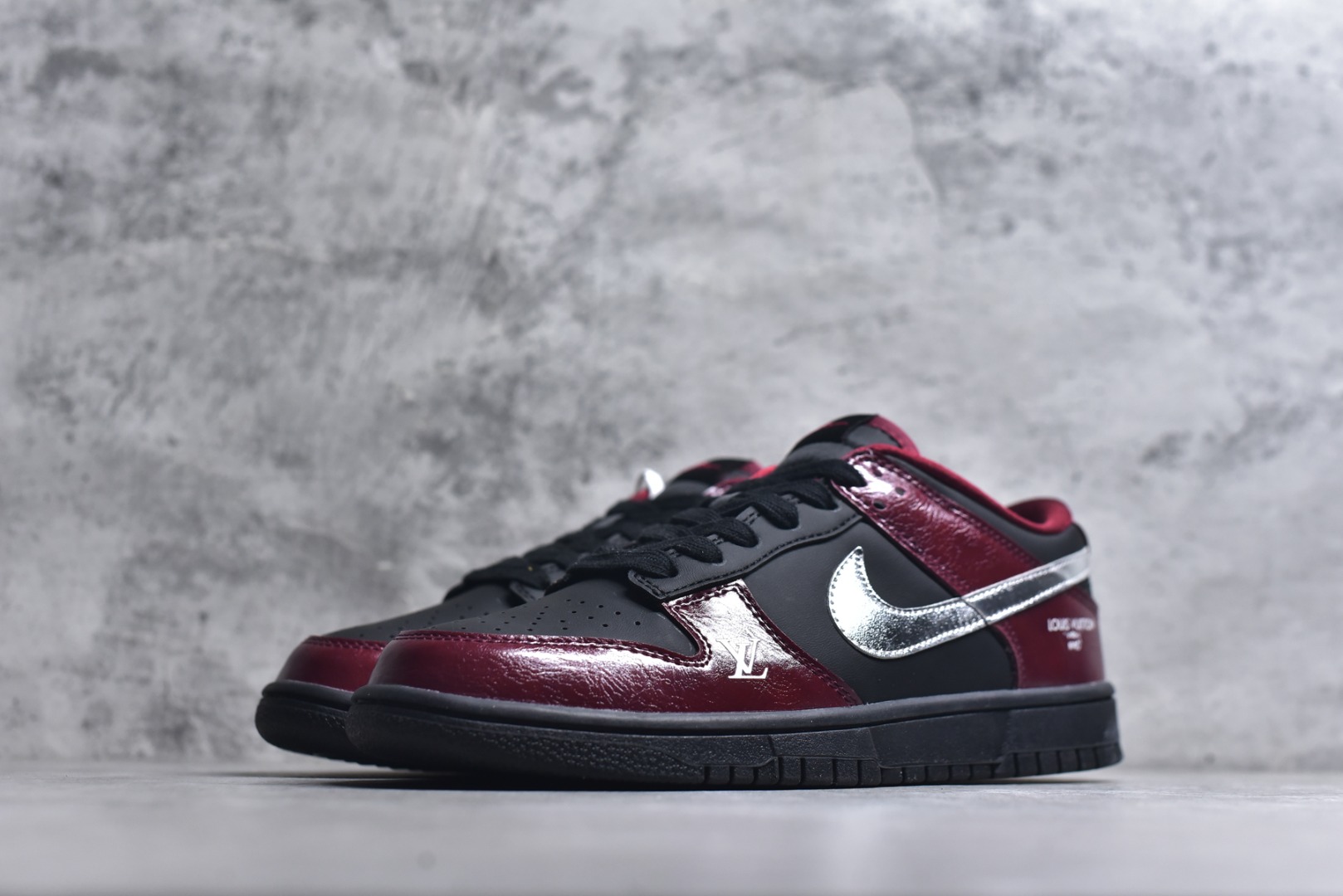 图片[2]-#Nike SB Dunk Low“马年限定——红檀玄银” 高端定制 低帮休闲板鞋 定制鞋盒 大厂纯原品质出货 超高清洁度 皮料切割干净无任何毛边 细节完美 货号：SG6688-007 尺码：36 36.5 37.5 38 38.5 39 40 40.5 41 42 42.5 43 44 44.5 45-选品中心