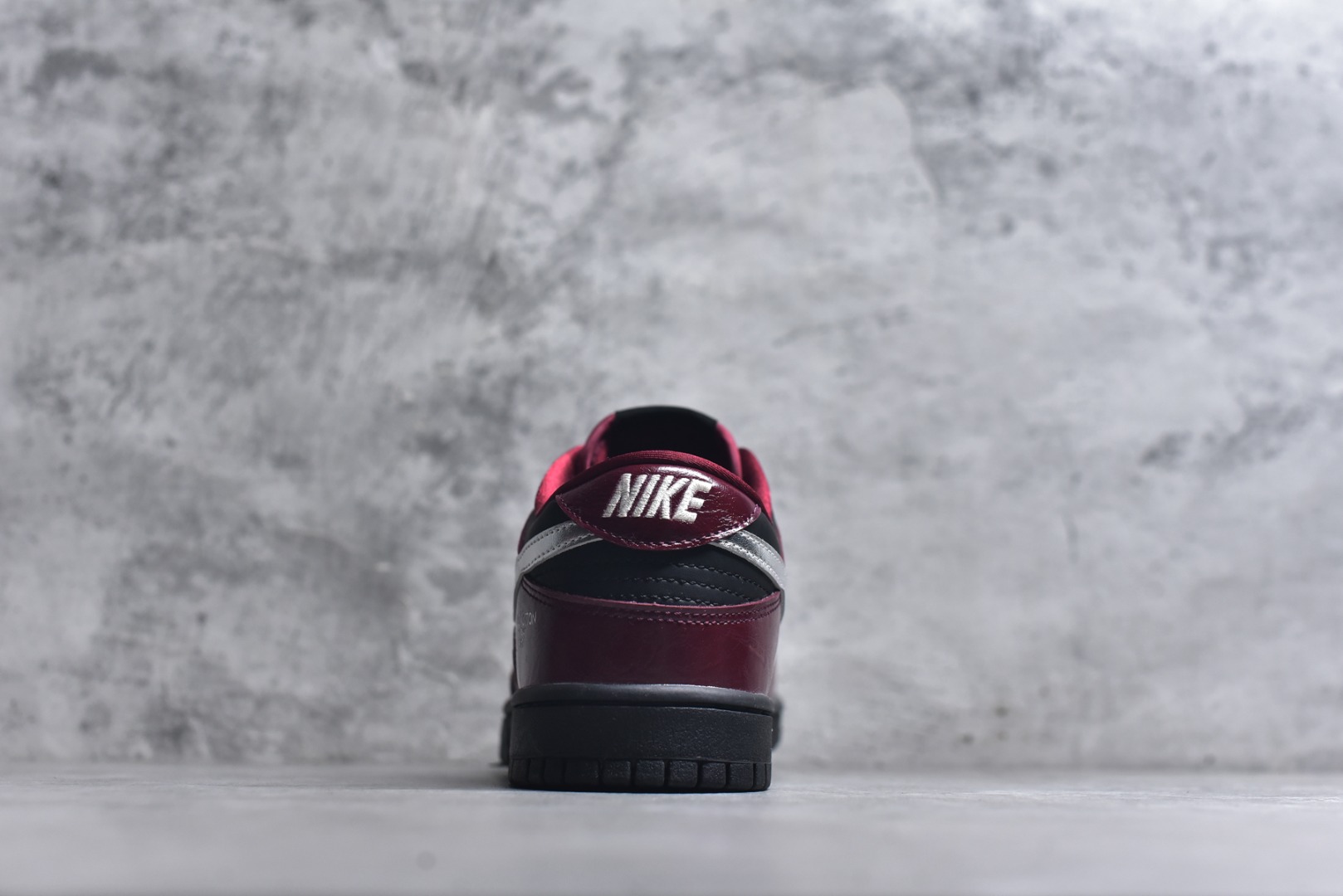 图片[5]-#Nike SB Dunk Low“马年限定——红檀玄银” 高端定制 低帮休闲板鞋 定制鞋盒 大厂纯原品质出货 超高清洁度 皮料切割干净无任何毛边 细节完美 货号：SG6688-007 尺码：36 36.5 37.5 38 38.5 39 40 40.5 41 42 42.5 43 44 44.5 45-选品中心