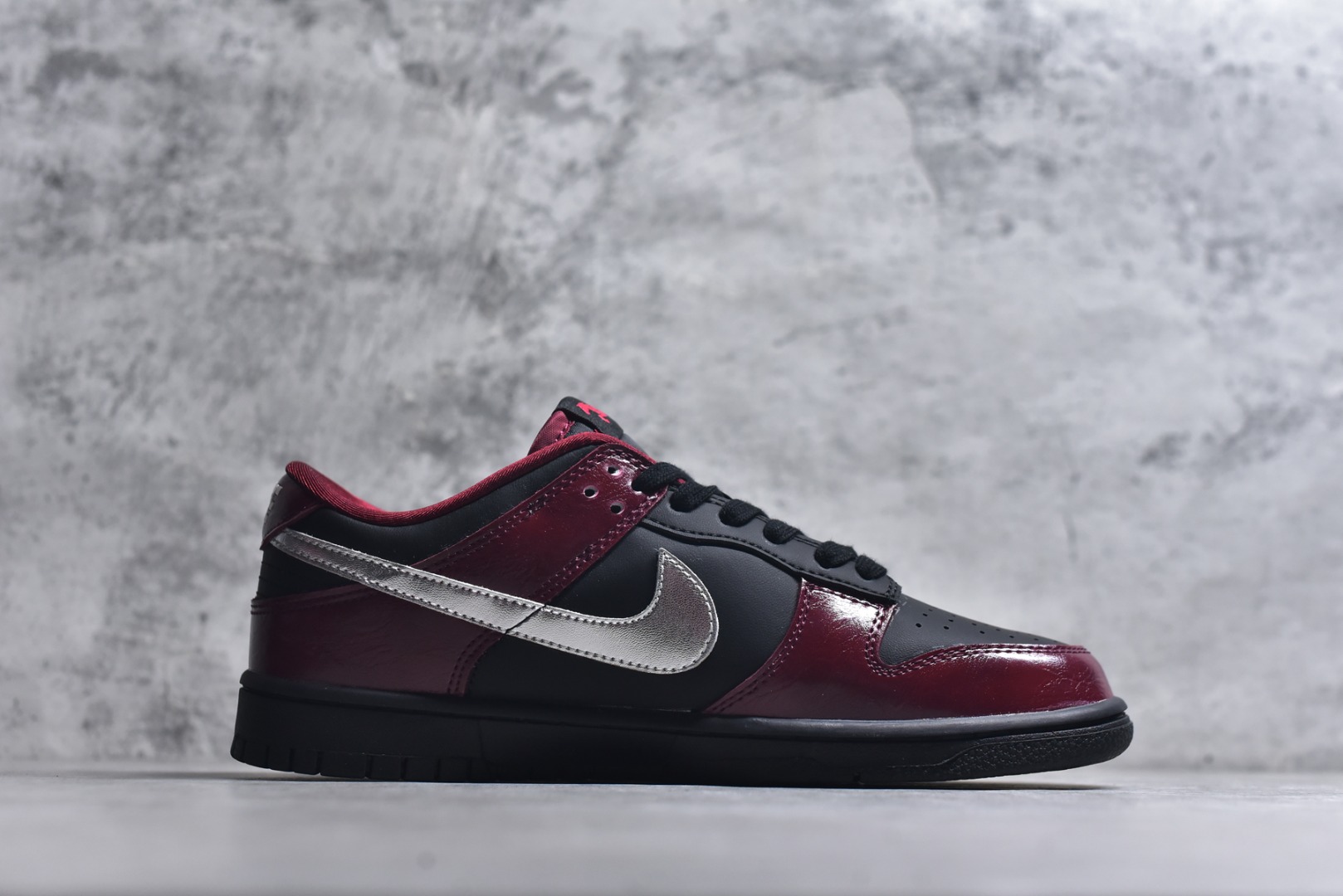 图片[3]-#Nike SB Dunk Low“马年限定——红檀玄银” 高端定制 低帮休闲板鞋 定制鞋盒 大厂纯原品质出货 超高清洁度 皮料切割干净无任何毛边 细节完美 货号：SG6688-007 尺码：36 36.5 37.5 38 38.5 39 40 40.5 41 42 42.5 43 44 44.5 45-选品中心