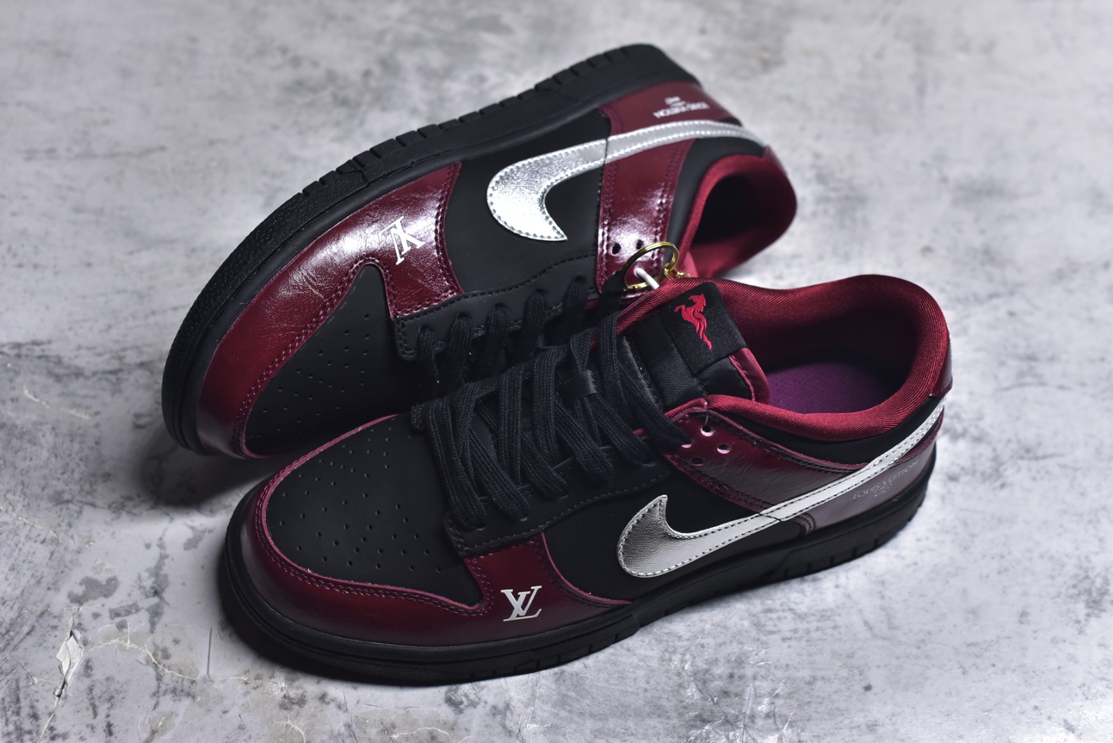 图片[7]-#Nike SB Dunk Low“马年限定——红檀玄银” 高端定制 低帮休闲板鞋 定制鞋盒 大厂纯原品质出货 超高清洁度 皮料切割干净无任何毛边 细节完美 货号：SG6688-007 尺码：36 36.5 37.5 38 38.5 39 40 40.5 41 42 42.5 43 44 44.5 45-选品中心