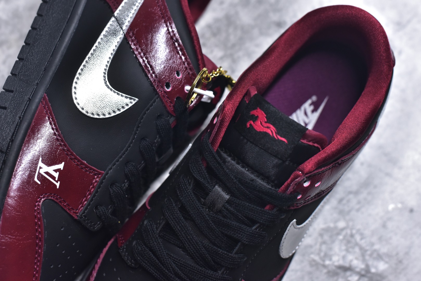 图片[9]-#Nike SB Dunk Low“马年限定——红檀玄银” 高端定制 低帮休闲板鞋 定制鞋盒 大厂纯原品质出货 超高清洁度 皮料切割干净无任何毛边 细节完美 货号：SG6688-007 尺码：36 36.5 37.5 38 38.5 39 40 40.5 41 42 42.5 43 44 44.5 45-选品中心