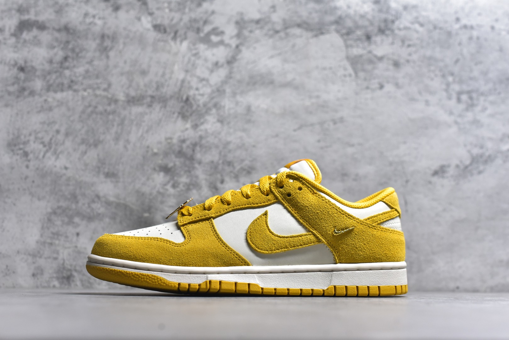 #NK Dunk Low 白黄 IB4417-101 实力大厂出品 新配色陆续开发 利润个位数只为口碑 全套原纸板楦头开发 确保原汁原味 完美呈现DUNK版型 一比一鞋头弧度高度鞋身弧度 此版本只针对中端市场 皮料材质有所更替 其他数据细节工艺流程均保持一致 绝不口嗨 细节品控鞋型随意对比 独家私模官方第六代原厂航空铝磨具打磨大底 鞋头坡度极致还原 无解鞋型 原盒原配 圈内天花板工艺 原厂玻璃冲刀 超高清洁度 全鞋零毛边皮料切割 原厂中底布点胶 中底布拉帮走线遵循公司 尺码：36 36.5 37.5 38 38.5 39 40 40.5 41 42 42.5 43 44 44.5 45 46-选品中心