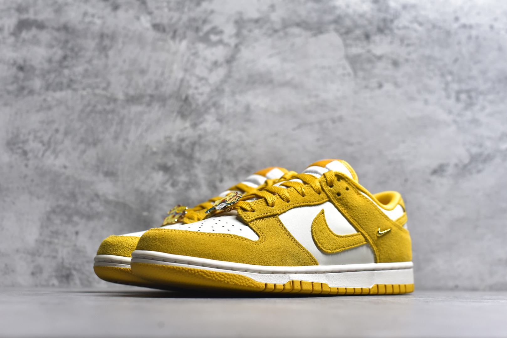图片[2]-#NK Dunk Low 白黄 IB4417-101 实力大厂出品 新配色陆续开发 利润个位数只为口碑 全套原纸板楦头开发 确保原汁原味 完美呈现DUNK版型 一比一鞋头弧度高度鞋身弧度 此版本只针对中端市场 皮料材质有所更替 其他数据细节工艺流程均保持一致 绝不口嗨 细节品控鞋型随意对比 独家私模官方第六代原厂航空铝磨具打磨大底 鞋头坡度极致还原 无解鞋型 原盒原配 圈内天花板工艺 原厂玻璃冲刀 超高清洁度 全鞋零毛边皮料切割 原厂中底布点胶 中底布拉帮走线遵循公司 尺码：36 36.5 37.5 38 38.5 39 40 40.5 41 42 42.5 43 44 44.5 45 46-选品中心
