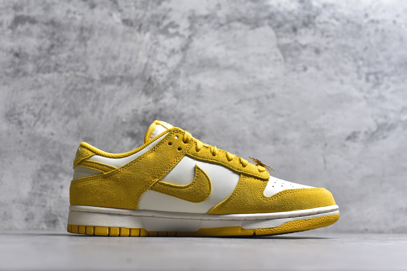 图片[3]-#NK Dunk Low 白黄 IB4417-101 实力大厂出品 新配色陆续开发 利润个位数只为口碑 全套原纸板楦头开发 确保原汁原味 完美呈现DUNK版型 一比一鞋头弧度高度鞋身弧度 此版本只针对中端市场 皮料材质有所更替 其他数据细节工艺流程均保持一致 绝不口嗨 细节品控鞋型随意对比 独家私模官方第六代原厂航空铝磨具打磨大底 鞋头坡度极致还原 无解鞋型 原盒原配 圈内天花板工艺 原厂玻璃冲刀 超高清洁度 全鞋零毛边皮料切割 原厂中底布点胶 中底布拉帮走线遵循公司 尺码：36 36.5 37.5 38 38.5 39 40 40.5 41 42 42.5 43 44 44.5 45 46-选品中心