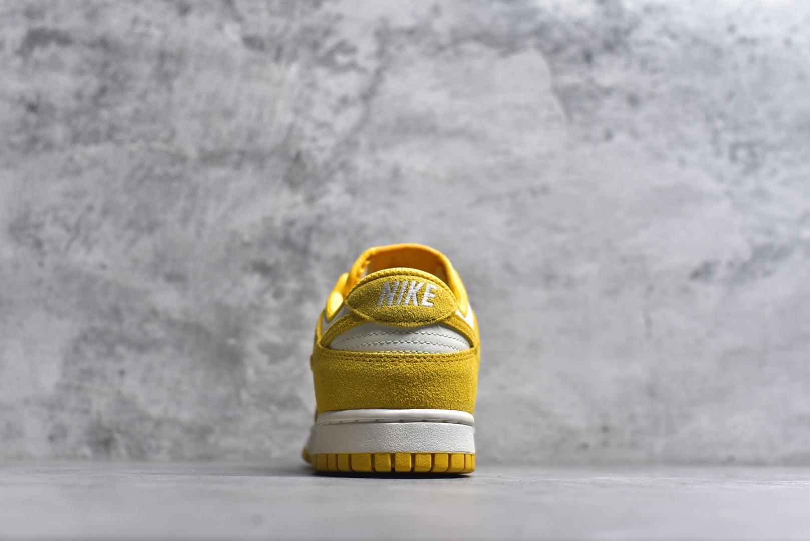 图片[5]-#NK Dunk Low 白黄 IB4417-101 实力大厂出品 新配色陆续开发 利润个位数只为口碑 全套原纸板楦头开发 确保原汁原味 完美呈现DUNK版型 一比一鞋头弧度高度鞋身弧度 此版本只针对中端市场 皮料材质有所更替 其他数据细节工艺流程均保持一致 绝不口嗨 细节品控鞋型随意对比 独家私模官方第六代原厂航空铝磨具打磨大底 鞋头坡度极致还原 无解鞋型 原盒原配 圈内天花板工艺 原厂玻璃冲刀 超高清洁度 全鞋零毛边皮料切割 原厂中底布点胶 中底布拉帮走线遵循公司 尺码：36 36.5 37.5 38 38.5 39 40 40.5 41 42 42.5 43 44 44.5 45 46-选品中心