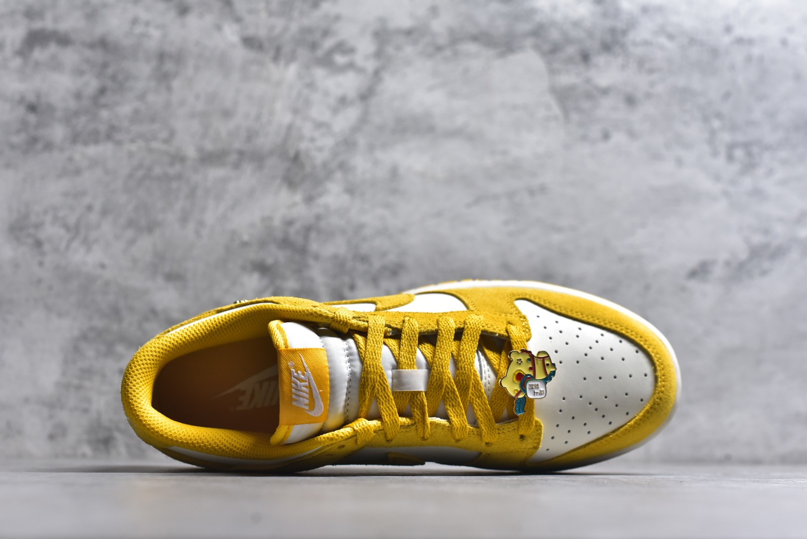 图片[4]-#NK Dunk Low 白黄 IB4417-101 实力大厂出品 新配色陆续开发 利润个位数只为口碑 全套原纸板楦头开发 确保原汁原味 完美呈现DUNK版型 一比一鞋头弧度高度鞋身弧度 此版本只针对中端市场 皮料材质有所更替 其他数据细节工艺流程均保持一致 绝不口嗨 细节品控鞋型随意对比 独家私模官方第六代原厂航空铝磨具打磨大底 鞋头坡度极致还原 无解鞋型 原盒原配 圈内天花板工艺 原厂玻璃冲刀 超高清洁度 全鞋零毛边皮料切割 原厂中底布点胶 中底布拉帮走线遵循公司 尺码：36 36.5 37.5 38 38.5 39 40 40.5 41 42 42.5 43 44 44.5 45 46-选品中心