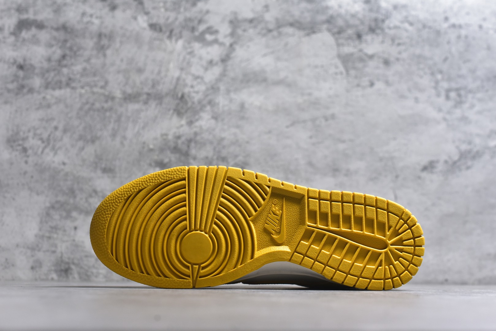 图片[6]-#NK Dunk Low 白黄 IB4417-101 实力大厂出品 新配色陆续开发 利润个位数只为口碑 全套原纸板楦头开发 确保原汁原味 完美呈现DUNK版型 一比一鞋头弧度高度鞋身弧度 此版本只针对中端市场 皮料材质有所更替 其他数据细节工艺流程均保持一致 绝不口嗨 细节品控鞋型随意对比 独家私模官方第六代原厂航空铝磨具打磨大底 鞋头坡度极致还原 无解鞋型 原盒原配 圈内天花板工艺 原厂玻璃冲刀 超高清洁度 全鞋零毛边皮料切割 原厂中底布点胶 中底布拉帮走线遵循公司 尺码：36 36.5 37.5 38 38.5 39 40 40.5 41 42 42.5 43 44 44.5 45 46-选品中心