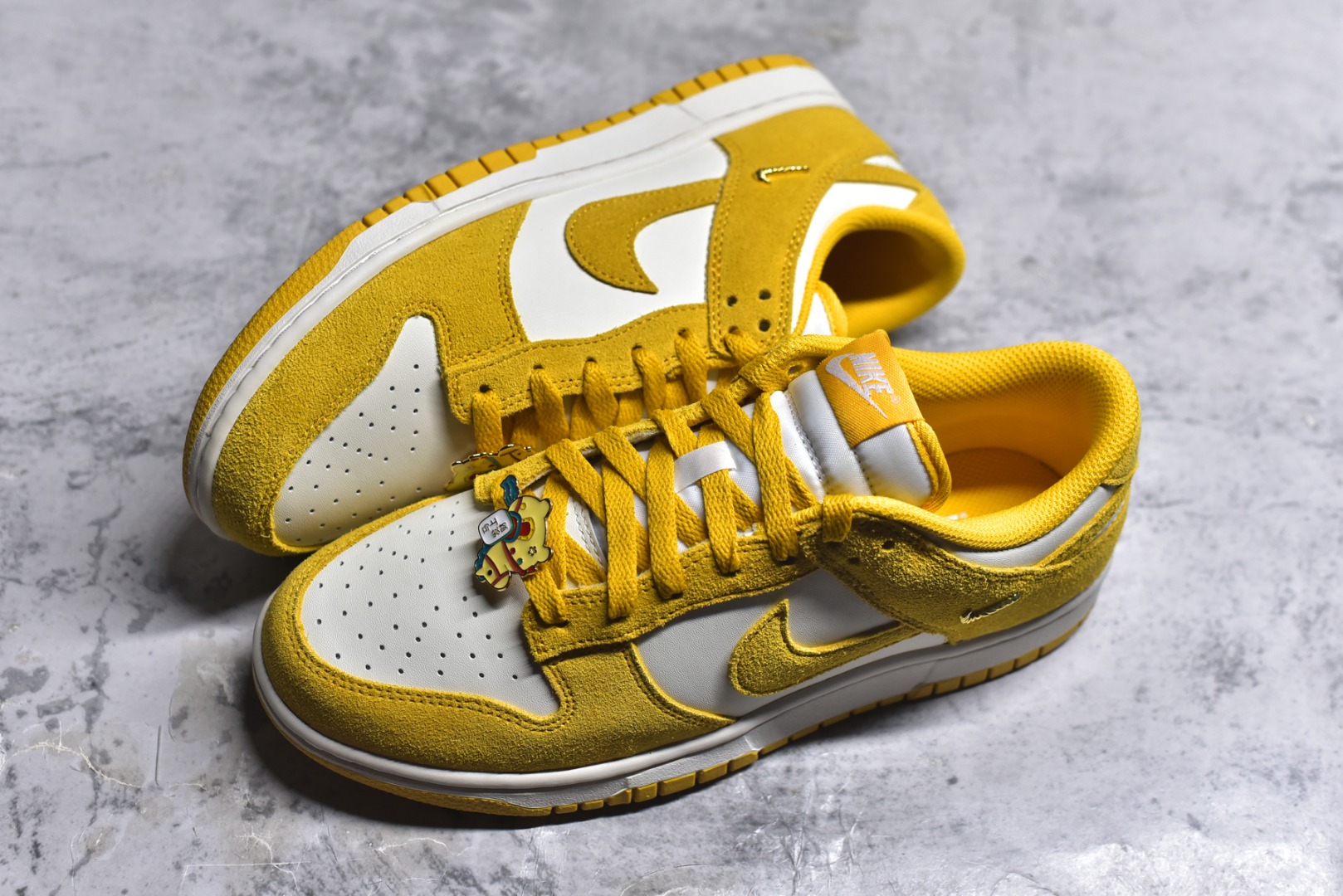 图片[7]-#NK Dunk Low 白黄 IB4417-101 实力大厂出品 新配色陆续开发 利润个位数只为口碑 全套原纸板楦头开发 确保原汁原味 完美呈现DUNK版型 一比一鞋头弧度高度鞋身弧度 此版本只针对中端市场 皮料材质有所更替 其他数据细节工艺流程均保持一致 绝不口嗨 细节品控鞋型随意对比 独家私模官方第六代原厂航空铝磨具打磨大底 鞋头坡度极致还原 无解鞋型 原盒原配 圈内天花板工艺 原厂玻璃冲刀 超高清洁度 全鞋零毛边皮料切割 原厂中底布点胶 中底布拉帮走线遵循公司 尺码：36 36.5 37.5 38 38.5 39 40 40.5 41 42 42.5 43 44 44.5 45 46-选品中心