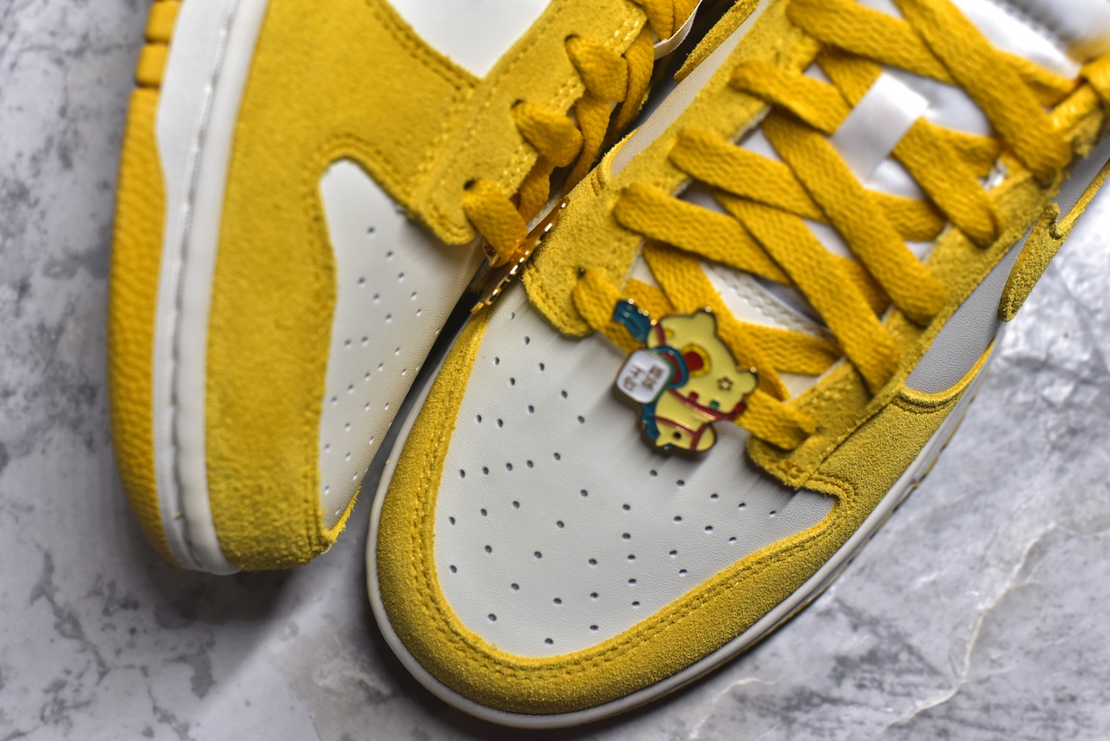 图片[8]-#NK Dunk Low 白黄 IB4417-101 实力大厂出品 新配色陆续开发 利润个位数只为口碑 全套原纸板楦头开发 确保原汁原味 完美呈现DUNK版型 一比一鞋头弧度高度鞋身弧度 此版本只针对中端市场 皮料材质有所更替 其他数据细节工艺流程均保持一致 绝不口嗨 细节品控鞋型随意对比 独家私模官方第六代原厂航空铝磨具打磨大底 鞋头坡度极致还原 无解鞋型 原盒原配 圈内天花板工艺 原厂玻璃冲刀 超高清洁度 全鞋零毛边皮料切割 原厂中底布点胶 中底布拉帮走线遵循公司 尺码：36 36.5 37.5 38 38.5 39 40 40.5 41 42 42.5 43 44 44.5 45 46-选品中心