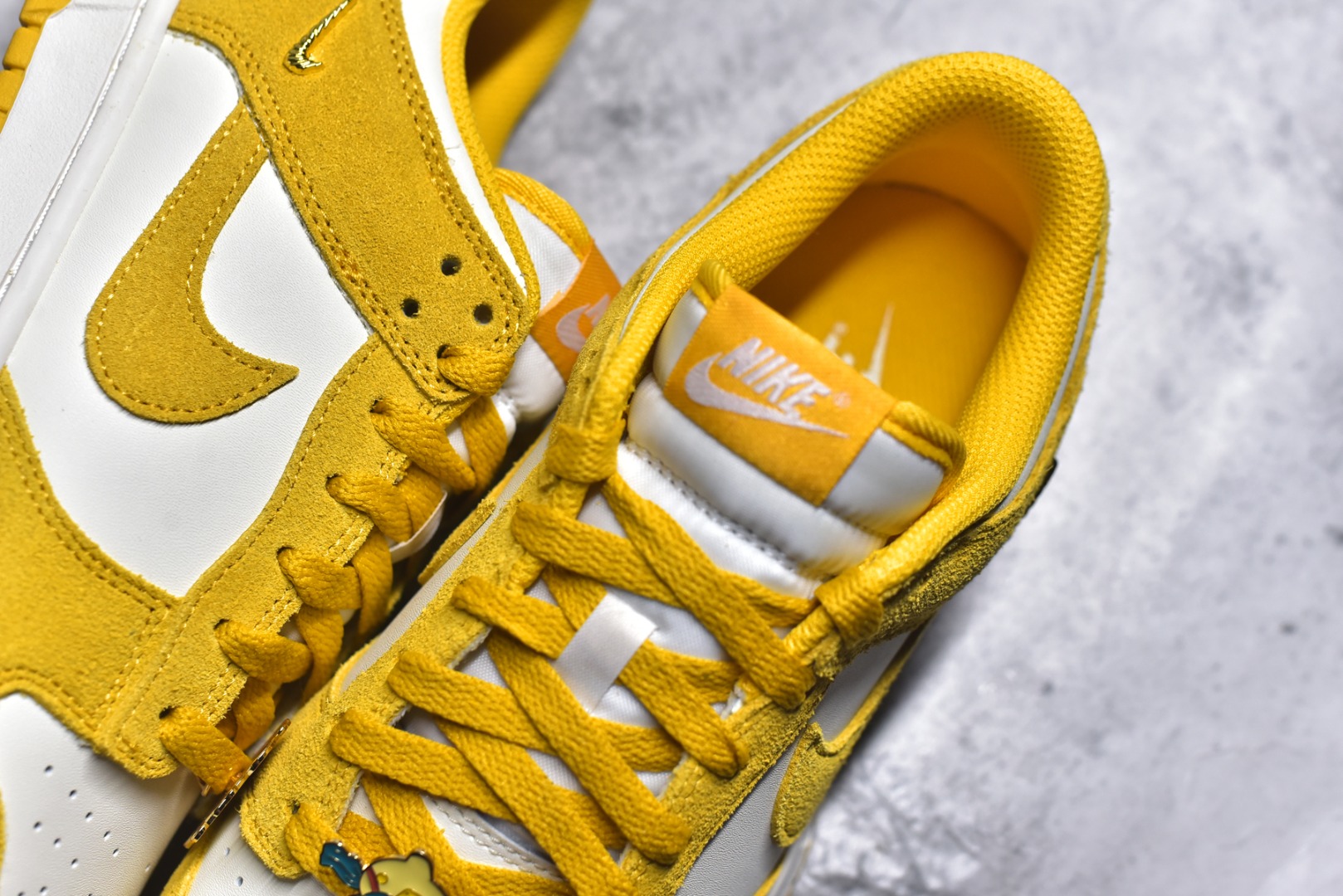 图片[9]-#NK Dunk Low 白黄 IB4417-101 实力大厂出品 新配色陆续开发 利润个位数只为口碑 全套原纸板楦头开发 确保原汁原味 完美呈现DUNK版型 一比一鞋头弧度高度鞋身弧度 此版本只针对中端市场 皮料材质有所更替 其他数据细节工艺流程均保持一致 绝不口嗨 细节品控鞋型随意对比 独家私模官方第六代原厂航空铝磨具打磨大底 鞋头坡度极致还原 无解鞋型 原盒原配 圈内天花板工艺 原厂玻璃冲刀 超高清洁度 全鞋零毛边皮料切割 原厂中底布点胶 中底布拉帮走线遵循公司 尺码：36 36.5 37.5 38 38.5 39 40 40.5 41 42 42.5 43 44 44.5 45 46-选品中心