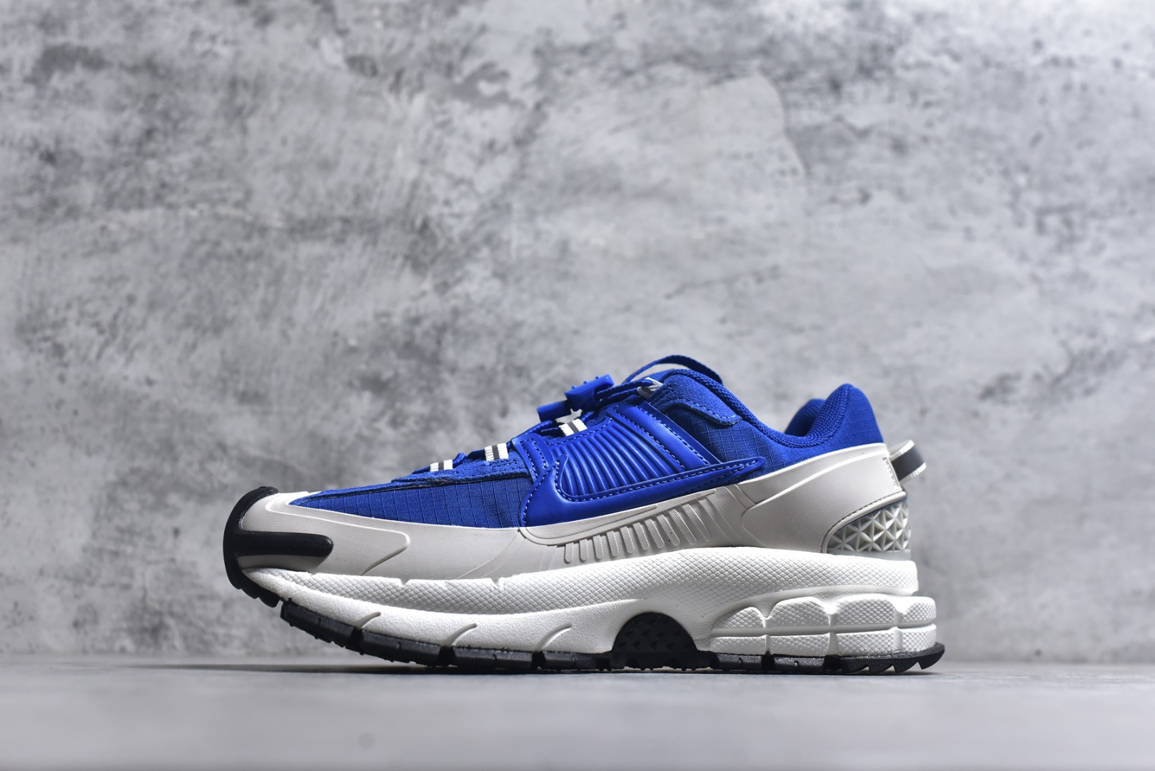 #NK Zoom Vomero 5 Roam 佛莫罗5代徒步版系列经典复古增高厚底休闲运动慢跑鞋 FV2295-400 Vomero Roam「漫游鞋」舒适性典范 工学拒水鞋面+ Air Zoom缓震配置无惧雨水 不受天气左右 助你灵活迈步 再加上厚实衬里和橡胶挡泥片 有效御寒不厚重 雨天照样利落出街 中性色调搭配简洁织物 打造百搭属性低调出街or高调亮相 都看你的男女同款不同色 轻松get多元风格 尺码：36 36.5 37.5 38 38.5 39 40 40.5 41 42 42.5 43 44 44.5 45-选品中心