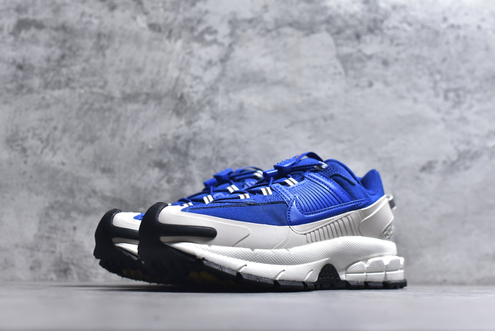 图片[2]-#NK Zoom Vomero 5 Roam 佛莫罗5代徒步版系列经典复古增高厚底休闲运动慢跑鞋 FV2295-400 Vomero Roam「漫游鞋」舒适性典范 工学拒水鞋面+ Air Zoom缓震配置无惧雨水 不受天气左右 助你灵活迈步 再加上厚实衬里和橡胶挡泥片 有效御寒不厚重 雨天照样利落出街 中性色调搭配简洁织物 打造百搭属性低调出街or高调亮相 都看你的男女同款不同色 轻松get多元风格 尺码：36 36.5 37.5 38 38.5 39 40 40.5 41 42 42.5 43 44 44.5 45-选品中心