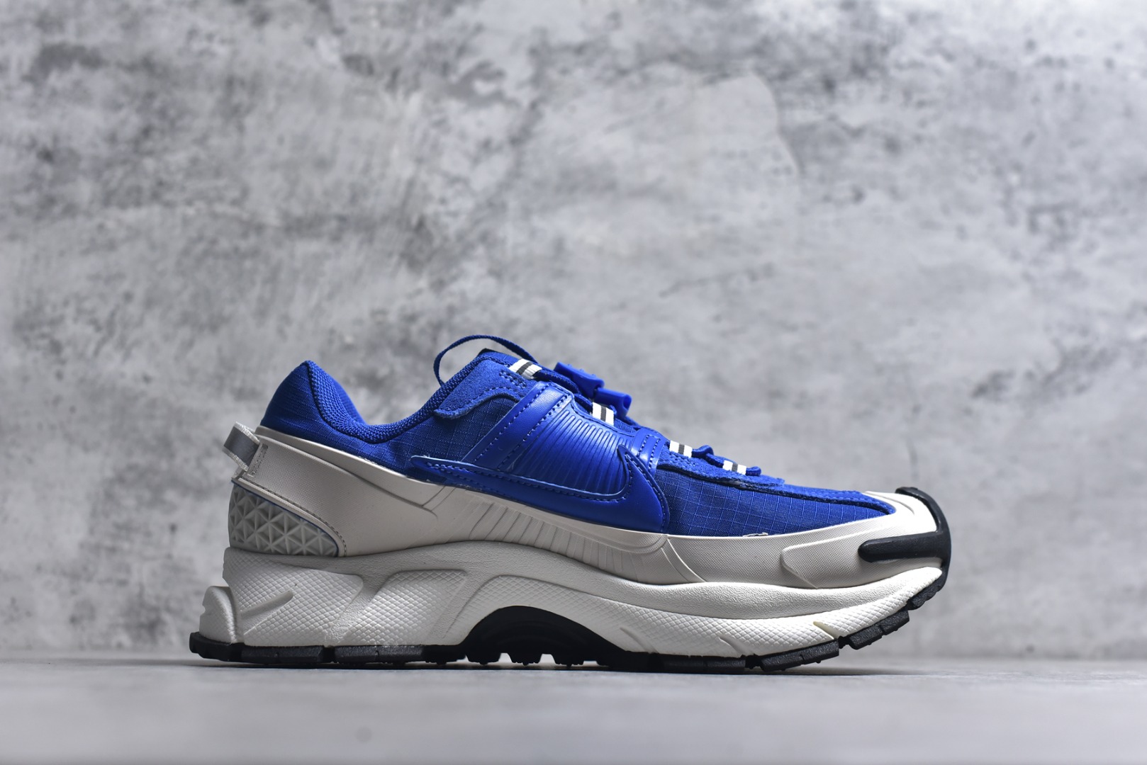 图片[3]-#NK Zoom Vomero 5 Roam 佛莫罗5代徒步版系列经典复古增高厚底休闲运动慢跑鞋 FV2295-400 Vomero Roam「漫游鞋」舒适性典范 工学拒水鞋面+ Air Zoom缓震配置无惧雨水 不受天气左右 助你灵活迈步 再加上厚实衬里和橡胶挡泥片 有效御寒不厚重 雨天照样利落出街 中性色调搭配简洁织物 打造百搭属性低调出街or高调亮相 都看你的男女同款不同色 轻松get多元风格 尺码：36 36.5 37.5 38 38.5 39 40 40.5 41 42 42.5 43 44 44.5 45-选品中心