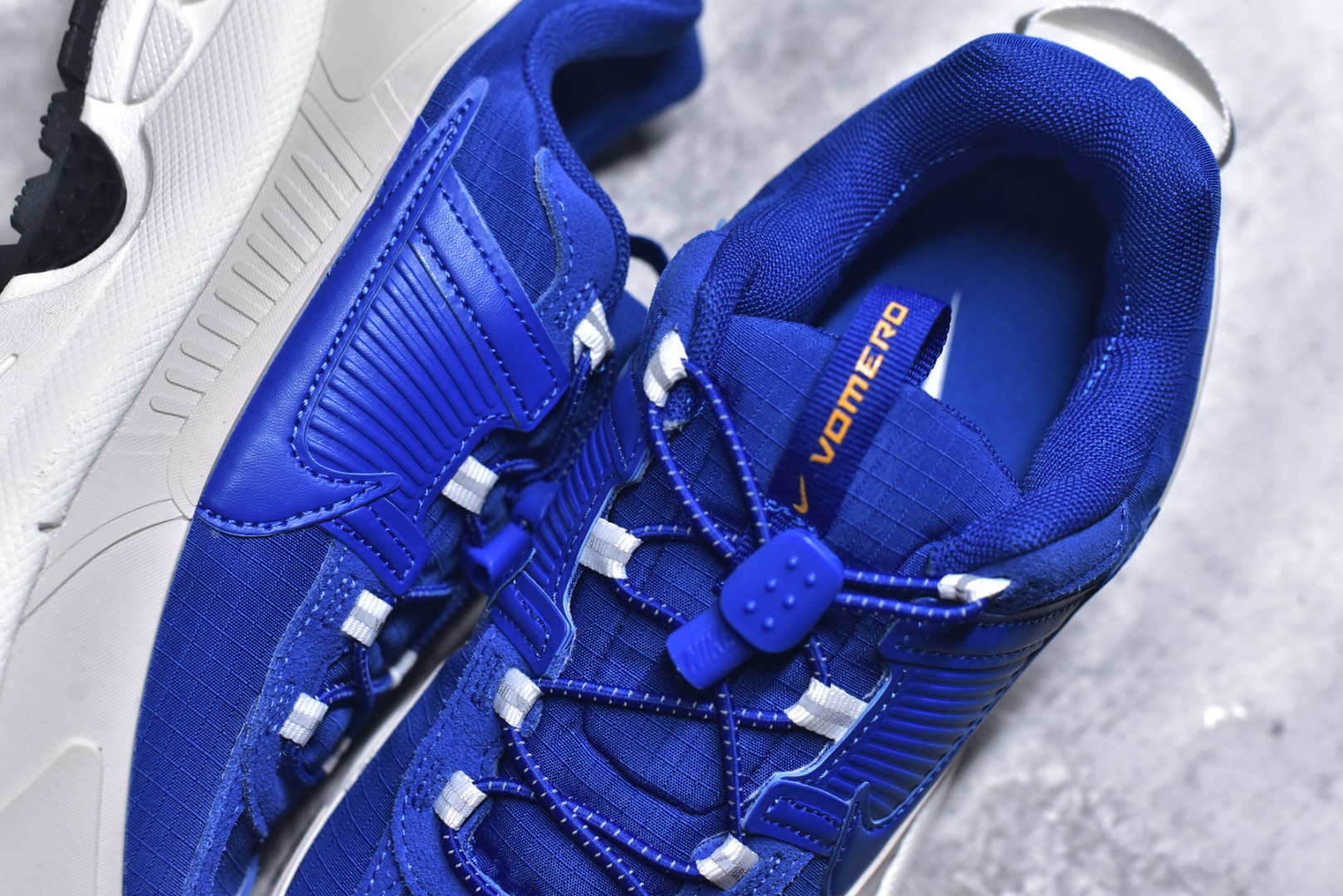 图片[9]-#NK Zoom Vomero 5 Roam 佛莫罗5代徒步版系列经典复古增高厚底休闲运动慢跑鞋 FV2295-400 Vomero Roam「漫游鞋」舒适性典范 工学拒水鞋面+ Air Zoom缓震配置无惧雨水 不受天气左右 助你灵活迈步 再加上厚实衬里和橡胶挡泥片 有效御寒不厚重 雨天照样利落出街 中性色调搭配简洁织物 打造百搭属性低调出街or高调亮相 都看你的男女同款不同色 轻松get多元风格 尺码：36 36.5 37.5 38 38.5 39 40 40.5 41 42 42.5 43 44 44.5 45-选品中心