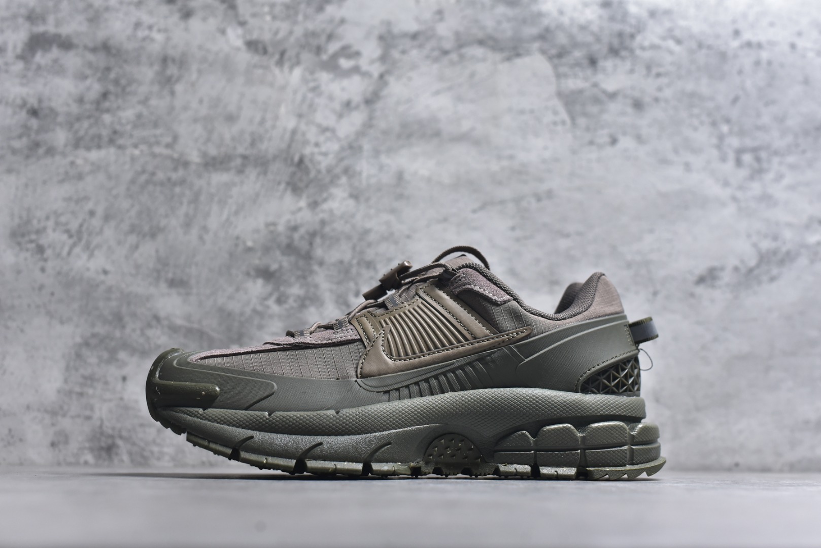 #NK Zoom Vomero 5 Roam 佛莫罗5代徒步版系列经典复古增高厚底休闲运动慢跑鞋 FV2295-201 Vomero Roam「漫游鞋」舒适性典范 工学拒水鞋面+ Air Zoom缓震配置无惧雨水 不受天气左右 助你灵活迈步 再加上厚实衬里和橡胶挡泥片 有效御寒不厚重 雨天照样利落出街 中性色调搭配简洁织物 打造百搭属性低调出街or高调亮相 都看你的男女同款不同色 轻松get多元风格 尺码：36 36.5 37.5 38 38.5 39 40 40.5 41 42 42.5 43 44 44.5 45-选品中心