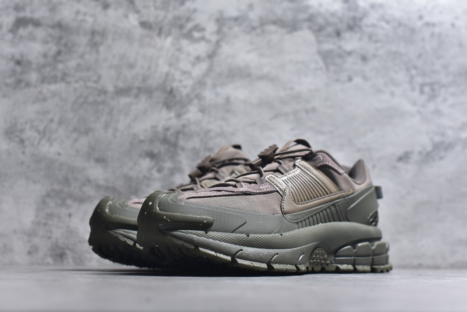 图片[2]-#NK Zoom Vomero 5 Roam 佛莫罗5代徒步版系列经典复古增高厚底休闲运动慢跑鞋 FV2295-201 Vomero Roam「漫游鞋」舒适性典范 工学拒水鞋面+ Air Zoom缓震配置无惧雨水 不受天气左右 助你灵活迈步 再加上厚实衬里和橡胶挡泥片 有效御寒不厚重 雨天照样利落出街 中性色调搭配简洁织物 打造百搭属性低调出街or高调亮相 都看你的男女同款不同色 轻松get多元风格 尺码：36 36.5 37.5 38 38.5 39 40 40.5 41 42 42.5 43 44 44.5 45-选品中心