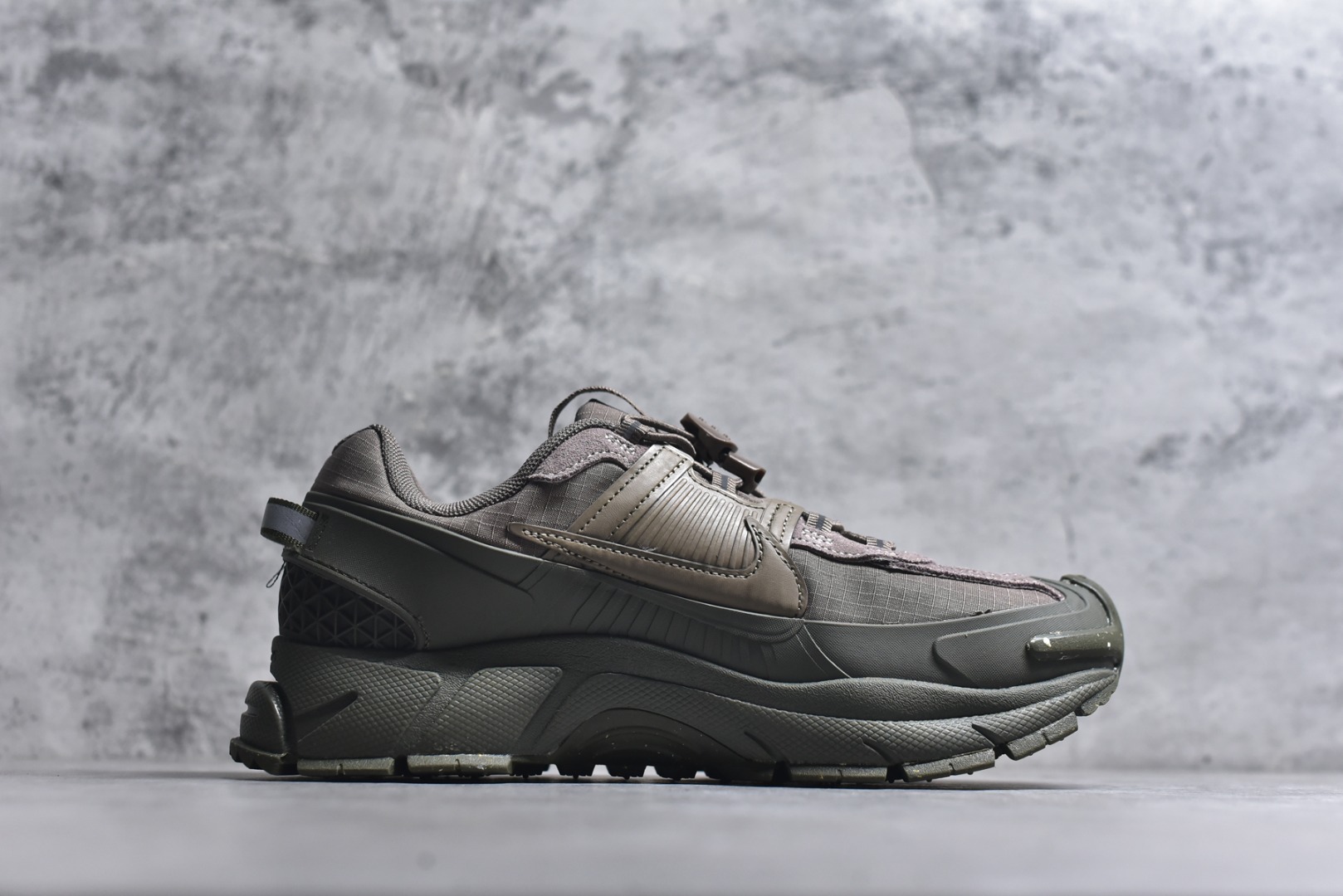 图片[3]-#NK Zoom Vomero 5 Roam 佛莫罗5代徒步版系列经典复古增高厚底休闲运动慢跑鞋 FV2295-201 Vomero Roam「漫游鞋」舒适性典范 工学拒水鞋面+ Air Zoom缓震配置无惧雨水 不受天气左右 助你灵活迈步 再加上厚实衬里和橡胶挡泥片 有效御寒不厚重 雨天照样利落出街 中性色调搭配简洁织物 打造百搭属性低调出街or高调亮相 都看你的男女同款不同色 轻松get多元风格 尺码：36 36.5 37.5 38 38.5 39 40 40.5 41 42 42.5 43 44 44.5 45-选品中心