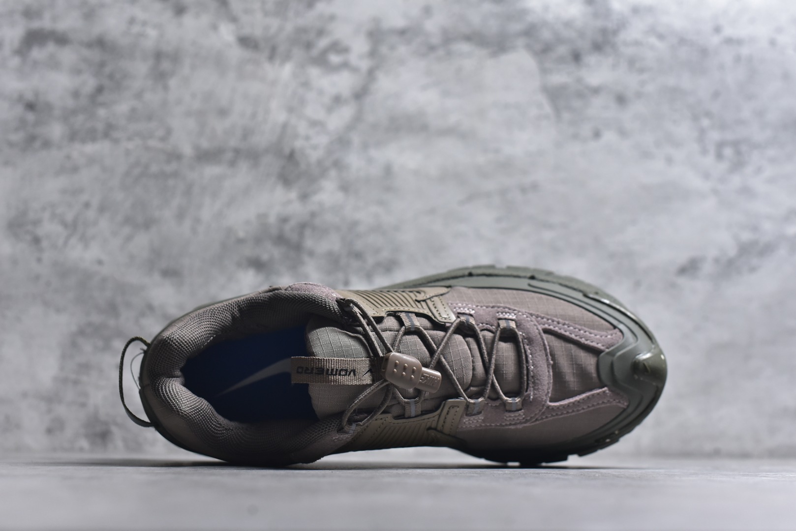 图片[4]-#NK Zoom Vomero 5 Roam 佛莫罗5代徒步版系列经典复古增高厚底休闲运动慢跑鞋 FV2295-201 Vomero Roam「漫游鞋」舒适性典范 工学拒水鞋面+ Air Zoom缓震配置无惧雨水 不受天气左右 助你灵活迈步 再加上厚实衬里和橡胶挡泥片 有效御寒不厚重 雨天照样利落出街 中性色调搭配简洁织物 打造百搭属性低调出街or高调亮相 都看你的男女同款不同色 轻松get多元风格 尺码：36 36.5 37.5 38 38.5 39 40 40.5 41 42 42.5 43 44 44.5 45-选品中心