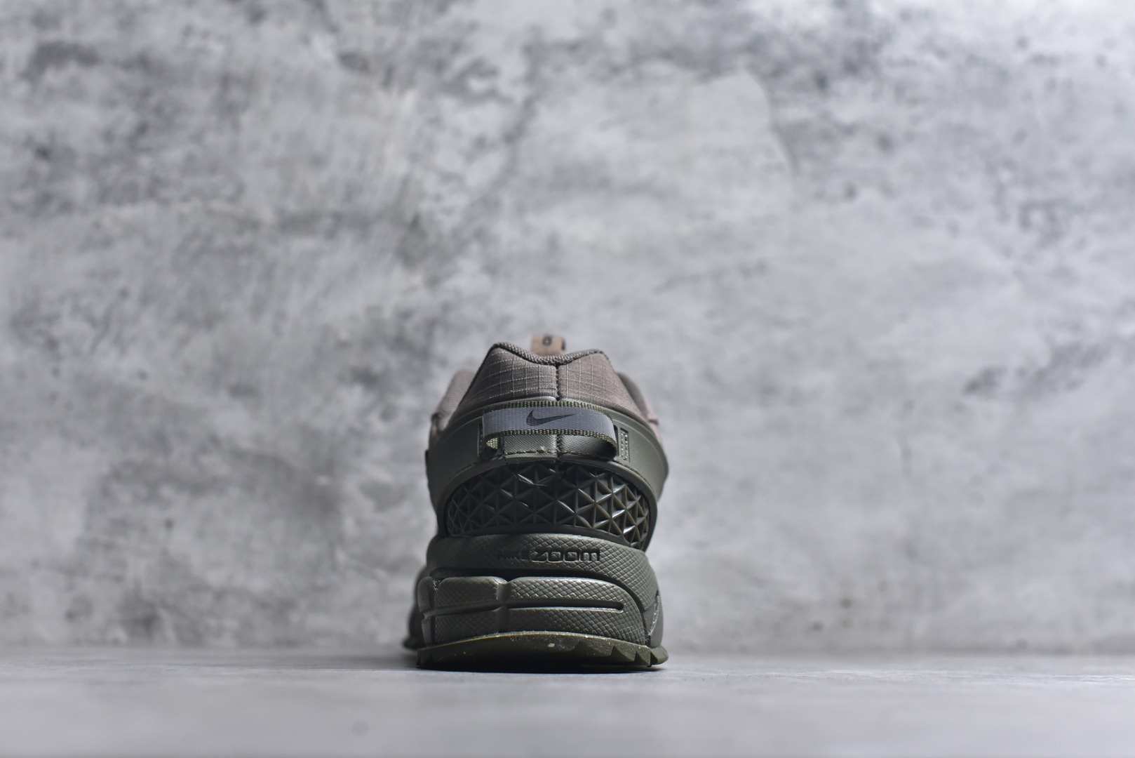 图片[5]-#NK Zoom Vomero 5 Roam 佛莫罗5代徒步版系列经典复古增高厚底休闲运动慢跑鞋 FV2295-201 Vomero Roam「漫游鞋」舒适性典范 工学拒水鞋面+ Air Zoom缓震配置无惧雨水 不受天气左右 助你灵活迈步 再加上厚实衬里和橡胶挡泥片 有效御寒不厚重 雨天照样利落出街 中性色调搭配简洁织物 打造百搭属性低调出街or高调亮相 都看你的男女同款不同色 轻松get多元风格 尺码：36 36.5 37.5 38 38.5 39 40 40.5 41 42 42.5 43 44 44.5 45-选品中心