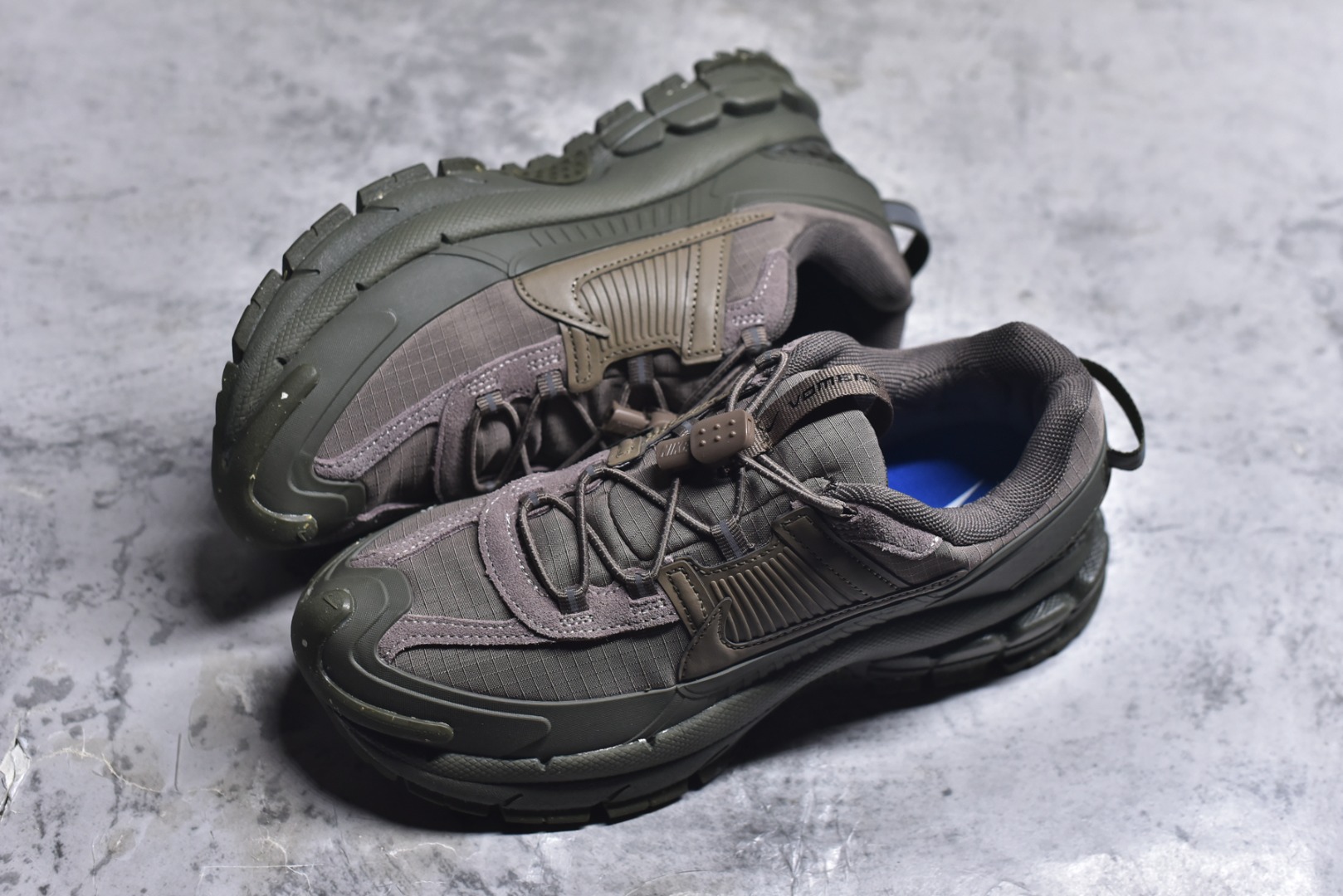 图片[7]-#NK Zoom Vomero 5 Roam 佛莫罗5代徒步版系列经典复古增高厚底休闲运动慢跑鞋 FV2295-201 Vomero Roam「漫游鞋」舒适性典范 工学拒水鞋面+ Air Zoom缓震配置无惧雨水 不受天气左右 助你灵活迈步 再加上厚实衬里和橡胶挡泥片 有效御寒不厚重 雨天照样利落出街 中性色调搭配简洁织物 打造百搭属性低调出街or高调亮相 都看你的男女同款不同色 轻松get多元风格 尺码：36 36.5 37.5 38 38.5 39 40 40.5 41 42 42.5 43 44 44.5 45-选品中心