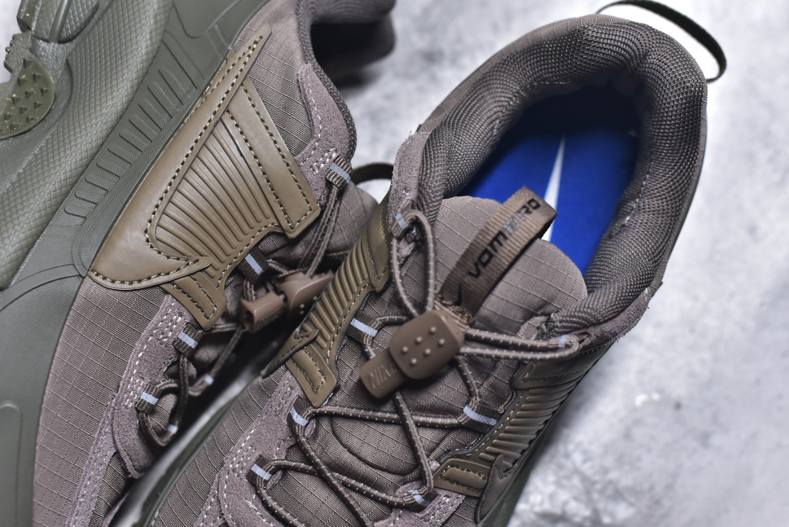 图片[9]-#NK Zoom Vomero 5 Roam 佛莫罗5代徒步版系列经典复古增高厚底休闲运动慢跑鞋 FV2295-201 Vomero Roam「漫游鞋」舒适性典范 工学拒水鞋面+ Air Zoom缓震配置无惧雨水 不受天气左右 助你灵活迈步 再加上厚实衬里和橡胶挡泥片 有效御寒不厚重 雨天照样利落出街 中性色调搭配简洁织物 打造百搭属性低调出街or高调亮相 都看你的男女同款不同色 轻松get多元风格 尺码：36 36.5 37.5 38 38.5 39 40 40.5 41 42 42.5 43 44 44.5 45-选品中心