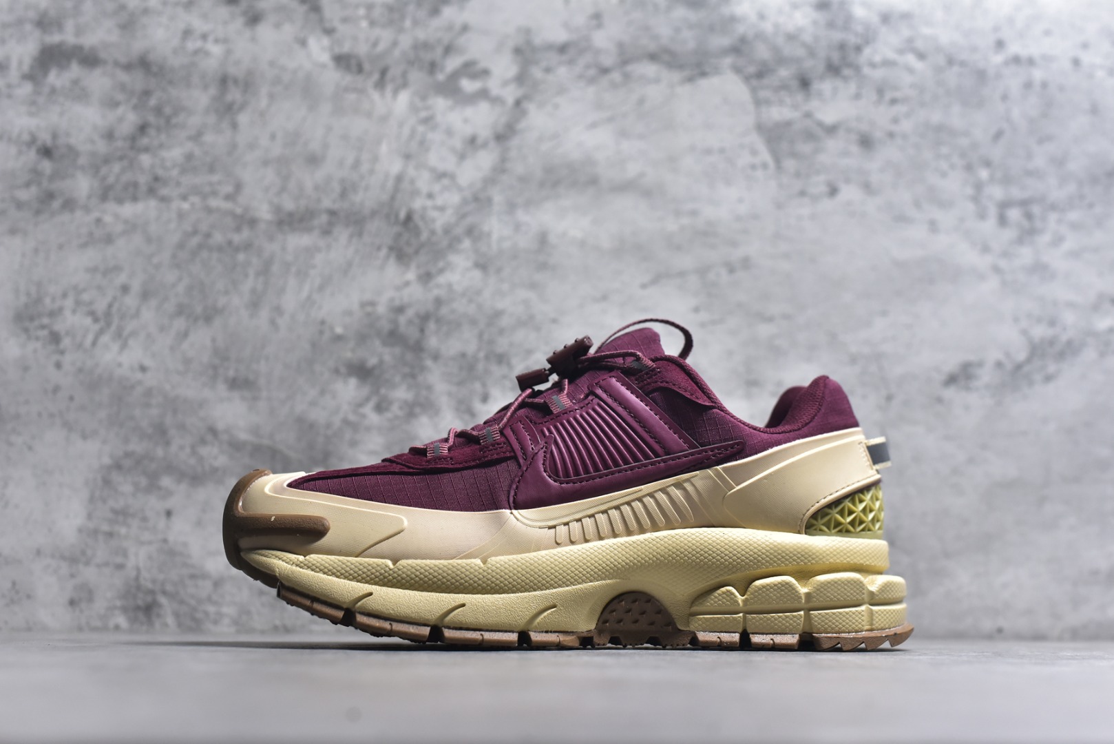 #NK Zoom Vomero 5 Roam 佛莫罗5代徒步版系列经典复古增高厚底休闲运动慢跑鞋 HQ2181-700 Vomero Roam「漫游鞋」舒适性典范 工学拒水鞋面+ Air Zoom缓震配置无惧雨水 不受天气左右 助你灵活迈步 再加上厚实衬里和橡胶挡泥片 有效御寒不厚重 雨天照样利落出街 中性色调搭配简洁织物 打造百搭属性低调出街or高调亮相 都看你的男女同款不同色 轻松get多元风格 尺码：36 36.5 37.5 38 38.5 39 40 40.5 41 42 42.5 43 44 44.5 45-选品中心