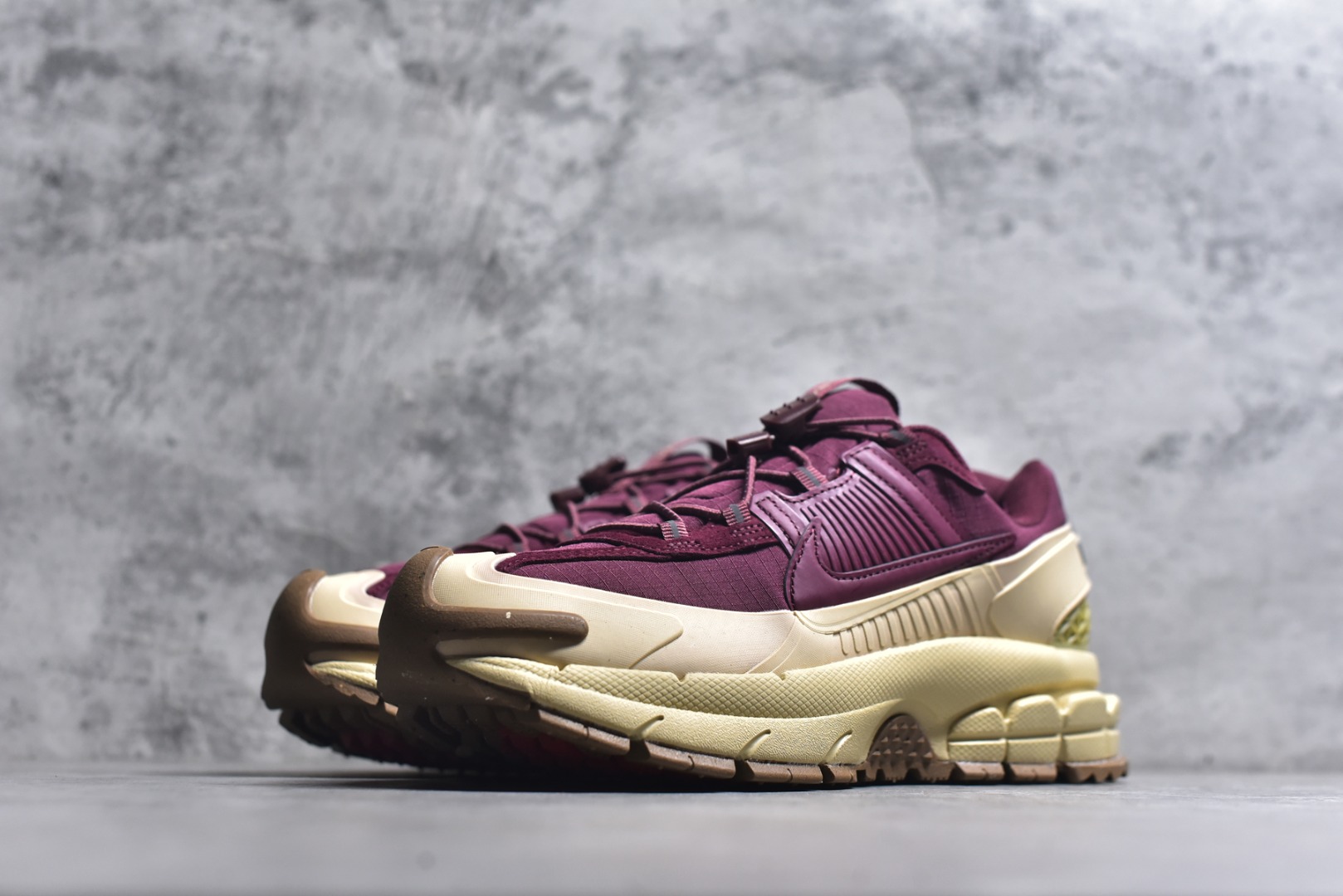 图片[2]-#NK Zoom Vomero 5 Roam 佛莫罗5代徒步版系列经典复古增高厚底休闲运动慢跑鞋 HQ2181-700 Vomero Roam「漫游鞋」舒适性典范 工学拒水鞋面+ Air Zoom缓震配置无惧雨水 不受天气左右 助你灵活迈步 再加上厚实衬里和橡胶挡泥片 有效御寒不厚重 雨天照样利落出街 中性色调搭配简洁织物 打造百搭属性低调出街or高调亮相 都看你的男女同款不同色 轻松get多元风格 尺码：36 36.5 37.5 38 38.5 39 40 40.5 41 42 42.5 43 44 44.5 45-选品中心