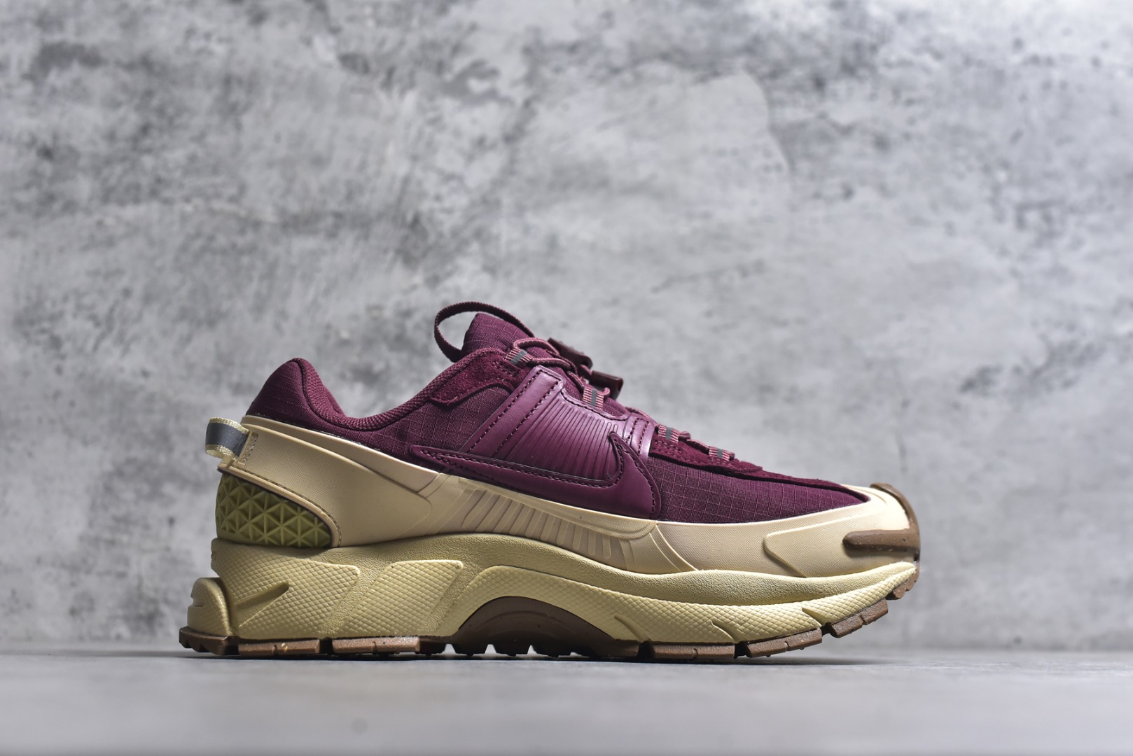 图片[3]-#NK Zoom Vomero 5 Roam 佛莫罗5代徒步版系列经典复古增高厚底休闲运动慢跑鞋 HQ2181-700 Vomero Roam「漫游鞋」舒适性典范 工学拒水鞋面+ Air Zoom缓震配置无惧雨水 不受天气左右 助你灵活迈步 再加上厚实衬里和橡胶挡泥片 有效御寒不厚重 雨天照样利落出街 中性色调搭配简洁织物 打造百搭属性低调出街or高调亮相 都看你的男女同款不同色 轻松get多元风格 尺码：36 36.5 37.5 38 38.5 39 40 40.5 41 42 42.5 43 44 44.5 45-选品中心