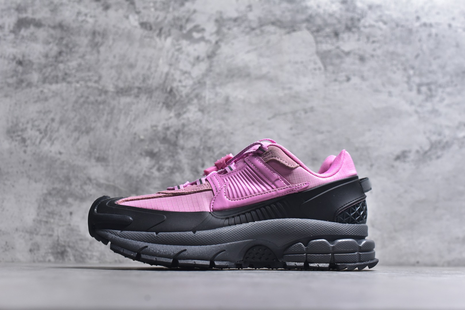 #NK Zoom Vomero 5 Roam 佛莫罗5代徒步版系列经典复古增高厚底休闲运动慢跑鞋 HQ2181-003 Vomero Roam「漫游鞋」舒适性典范 工学拒水鞋面+ Air Zoom缓震配置无惧雨水 不受天气左右 助你灵活迈步 再加上厚实衬里和橡胶挡泥片 有效御寒不厚重 雨天照样利落出街 中性色调搭配简洁织物 打造百搭属性低调出街or高调亮相 都看你的男女同款不同色 轻松get多元风格 尺码：36 36.5 37.5 38 38.5 39 40 40.5 41 42 42.5 43 44 44.5 45-选品中心