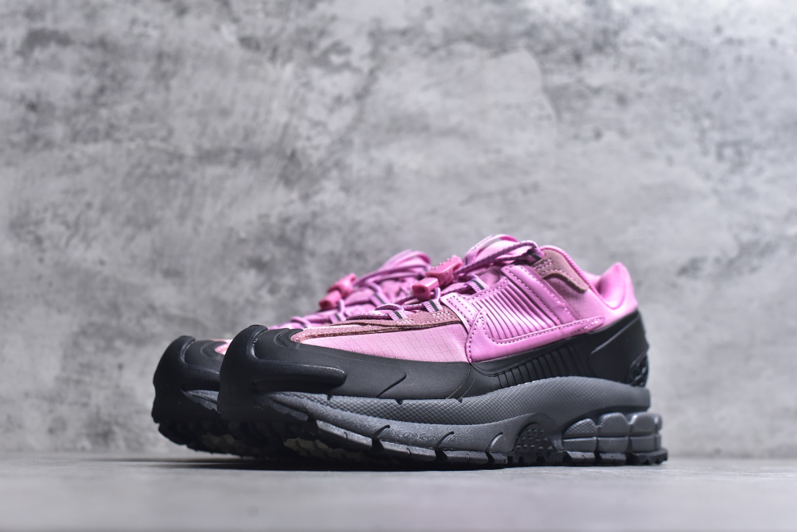 图片[2]-#NK Zoom Vomero 5 Roam 佛莫罗5代徒步版系列经典复古增高厚底休闲运动慢跑鞋 HQ2181-003 Vomero Roam「漫游鞋」舒适性典范 工学拒水鞋面+ Air Zoom缓震配置无惧雨水 不受天气左右 助你灵活迈步 再加上厚实衬里和橡胶挡泥片 有效御寒不厚重 雨天照样利落出街 中性色调搭配简洁织物 打造百搭属性低调出街or高调亮相 都看你的男女同款不同色 轻松get多元风格 尺码：36 36.5 37.5 38 38.5 39 40 40.5 41 42 42.5 43 44 44.5 45-选品中心