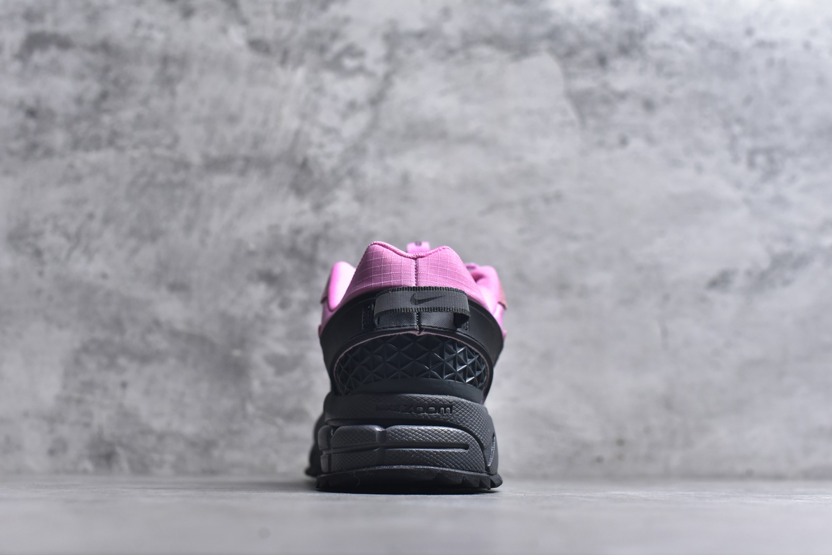 图片[5]-#NK Zoom Vomero 5 Roam 佛莫罗5代徒步版系列经典复古增高厚底休闲运动慢跑鞋 HQ2181-003 Vomero Roam「漫游鞋」舒适性典范 工学拒水鞋面+ Air Zoom缓震配置无惧雨水 不受天气左右 助你灵活迈步 再加上厚实衬里和橡胶挡泥片 有效御寒不厚重 雨天照样利落出街 中性色调搭配简洁织物 打造百搭属性低调出街or高调亮相 都看你的男女同款不同色 轻松get多元风格 尺码：36 36.5 37.5 38 38.5 39 40 40.5 41 42 42.5 43 44 44.5 45-选品中心