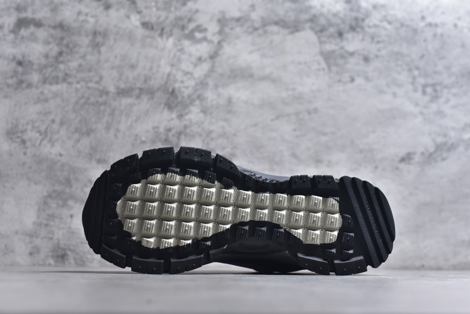 图片[6]-#NK Zoom Vomero 5 Roam 佛莫罗5代徒步版系列经典复古增高厚底休闲运动慢跑鞋 HQ2181-003 Vomero Roam「漫游鞋」舒适性典范 工学拒水鞋面+ Air Zoom缓震配置无惧雨水 不受天气左右 助你灵活迈步 再加上厚实衬里和橡胶挡泥片 有效御寒不厚重 雨天照样利落出街 中性色调搭配简洁织物 打造百搭属性低调出街or高调亮相 都看你的男女同款不同色 轻松get多元风格 尺码：36 36.5 37.5 38 38.5 39 40 40.5 41 42 42.5 43 44 44.5 45-选品中心