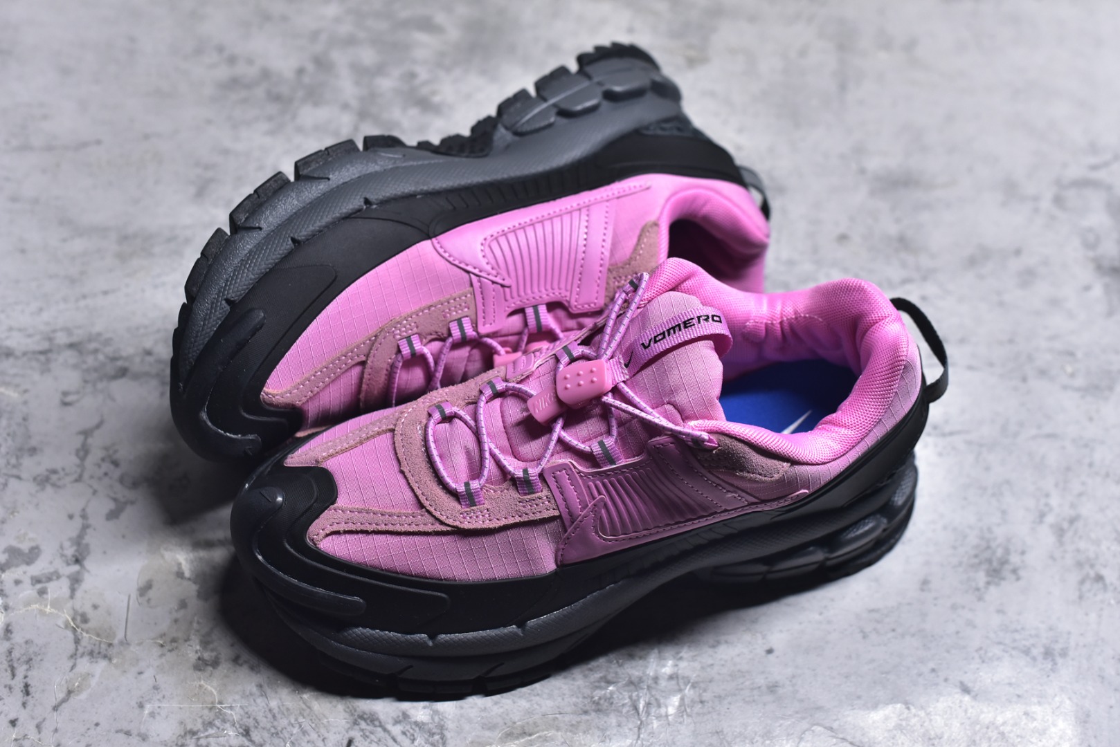 图片[7]-#NK Zoom Vomero 5 Roam 佛莫罗5代徒步版系列经典复古增高厚底休闲运动慢跑鞋 HQ2181-003 Vomero Roam「漫游鞋」舒适性典范 工学拒水鞋面+ Air Zoom缓震配置无惧雨水 不受天气左右 助你灵活迈步 再加上厚实衬里和橡胶挡泥片 有效御寒不厚重 雨天照样利落出街 中性色调搭配简洁织物 打造百搭属性低调出街or高调亮相 都看你的男女同款不同色 轻松get多元风格 尺码：36 36.5 37.5 38 38.5 39 40 40.5 41 42 42.5 43 44 44.5 45-选品中心