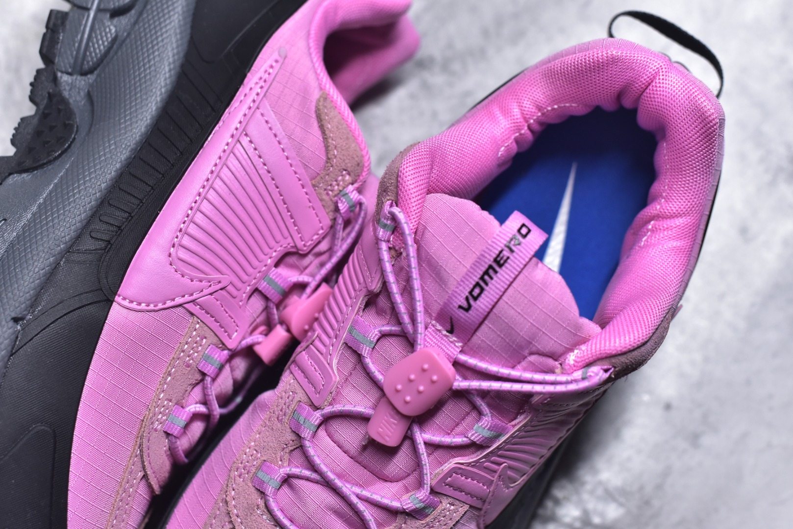 图片[9]-#NK Zoom Vomero 5 Roam 佛莫罗5代徒步版系列经典复古增高厚底休闲运动慢跑鞋 HQ2181-003 Vomero Roam「漫游鞋」舒适性典范 工学拒水鞋面+ Air Zoom缓震配置无惧雨水 不受天气左右 助你灵活迈步 再加上厚实衬里和橡胶挡泥片 有效御寒不厚重 雨天照样利落出街 中性色调搭配简洁织物 打造百搭属性低调出街or高调亮相 都看你的男女同款不同色 轻松get多元风格 尺码：36 36.5 37.5 38 38.5 39 40 40.5 41 42 42.5 43 44 44.5 45-选品中心