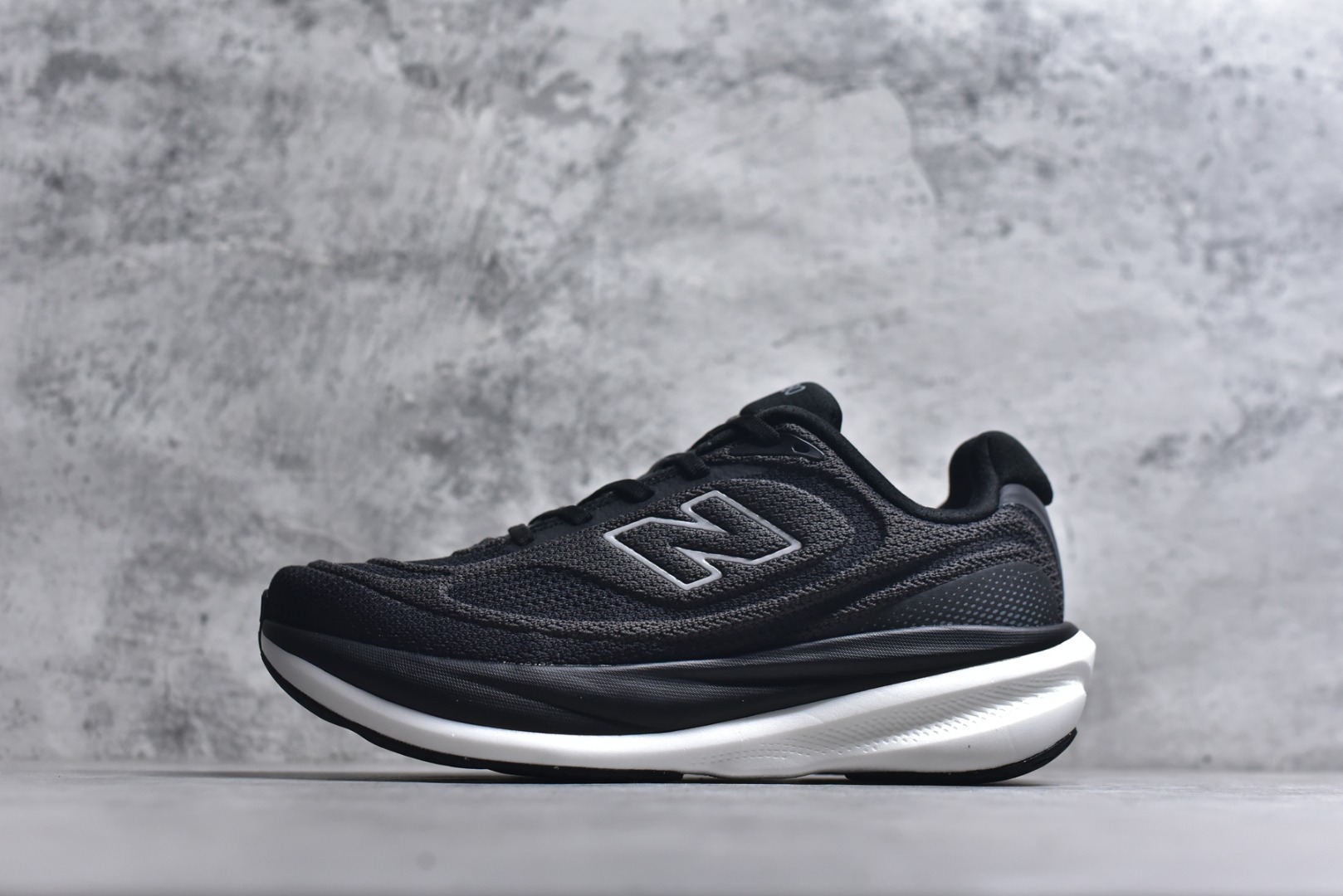 #New Balance Fresh Foam X NB1080V6 新百伦系列低帮轻量化厚底健身休闲运动慢跑鞋M10802FR 全新出货 真正超临界大底 提前原版开发 细节做工材料脚感与原版相差无几 近赏｜无论是日常慢跑，还是City Walk，它都可轻松应对提起今年最流行的事情，想必在你所在的城市来一段City Walk，是很多潮男潮女都会做的吧。当时间来到十月，一年中最舒服的时光，无论是慢跑也好，还是City Walk，今天推荐的这双鞋，都可以轻松应对。那就是可以带给你久违的松弛感、治愈你柔软的需要的New Balance Fresh Foam X1080v15。作为New Balance经典跑鞋系列，1080系列可以说凝聚了品牌历来前沿科技与制造匠心。今年的v13版本可谓再度革新。在舒适体验、运动性能以及造型风格三个维度上做到了有机交融。舒适体验一直是1080跑鞋系列带给我们最大的直观感受，加上本就带有严肃跑鞋基因，在今年全新材料配方的Fresh FoamX中底泡棉上则有了不一样的缓震性能，重新定义“踩屎感”。可再生柔软针织鞋面使用可追溯的Repreve再生鞋面材料，柔软透气的鞋面提供绵密的贴合与包裹感，轻量分区橡胶大底分区外底橡胶采用新材料，改进纹路设计，增加前掌外底硬度，提升滚动反馈和传动效率。 尺码：36 36.5 37 38 39.5 40 40.5 41.5 42 42.5 43 44 44.5 45-选品中心