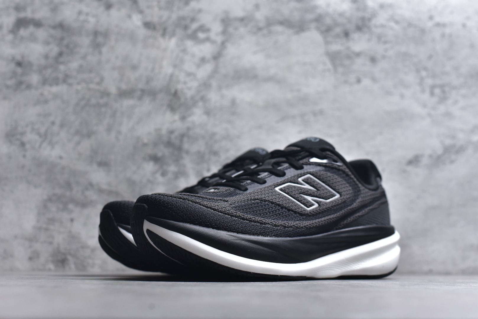 图片[2]-#New Balance Fresh Foam X NB1080V6 新百伦系列低帮轻量化厚底健身休闲运动慢跑鞋M10802FR 全新出货 真正超临界大底 提前原版开发 细节做工材料脚感与原版相差无几 近赏｜无论是日常慢跑，还是City Walk，它都可轻松应对提起今年最流行的事情，想必在你所在的城市来一段City Walk，是很多潮男潮女都会做的吧。当时间来到十月，一年中最舒服的时光，无论是慢跑也好，还是City Walk，今天推荐的这双鞋，都可以轻松应对。那就是可以带给你久违的松弛感、治愈你柔软的需要的New Balance Fresh Foam X1080v15。作为New Balance经典跑鞋系列，1080系列可以说凝聚了品牌历来前沿科技与制造匠心。今年的v13版本可谓再度革新。在舒适体验、运动性能以及造型风格三个维度上做到了有机交融。舒适体验一直是1080跑鞋系列带给我们最大的直观感受，加上本就带有严肃跑鞋基因，在今年全新材料配方的Fresh FoamX中底泡棉上则有了不一样的缓震性能，重新定义“踩屎感”。可再生柔软针织鞋面使用可追溯的Repreve再生鞋面材料，柔软透气的鞋面提供绵密的贴合与包裹感，轻量分区橡胶大底分区外底橡胶采用新材料，改进纹路设计，增加前掌外底硬度，提升滚动反馈和传动效率。 尺码：36 36.5 37 38 39.5 40 40.5 41.5 42 42.5 43 44 44.5 45-选品中心