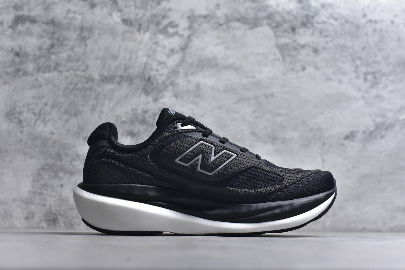 图片[3]-#New Balance Fresh Foam X NB1080V6 新百伦系列低帮轻量化厚底健身休闲运动慢跑鞋M10802FR 全新出货 真正超临界大底 提前原版开发 细节做工材料脚感与原版相差无几 近赏｜无论是日常慢跑，还是City Walk，它都可轻松应对提起今年最流行的事情，想必在你所在的城市来一段City Walk，是很多潮男潮女都会做的吧。当时间来到十月，一年中最舒服的时光，无论是慢跑也好，还是City Walk，今天推荐的这双鞋，都可以轻松应对。那就是可以带给你久违的松弛感、治愈你柔软的需要的New Balance Fresh Foam X1080v15。作为New Balance经典跑鞋系列，1080系列可以说凝聚了品牌历来前沿科技与制造匠心。今年的v13版本可谓再度革新。在舒适体验、运动性能以及造型风格三个维度上做到了有机交融。舒适体验一直是1080跑鞋系列带给我们最大的直观感受，加上本就带有严肃跑鞋基因，在今年全新材料配方的Fresh FoamX中底泡棉上则有了不一样的缓震性能，重新定义“踩屎感”。可再生柔软针织鞋面使用可追溯的Repreve再生鞋面材料，柔软透气的鞋面提供绵密的贴合与包裹感，轻量分区橡胶大底分区外底橡胶采用新材料，改进纹路设计，增加前掌外底硬度，提升滚动反馈和传动效率。 尺码：36 36.5 37 38 39.5 40 40.5 41.5 42 42.5 43 44 44.5 45-选品中心