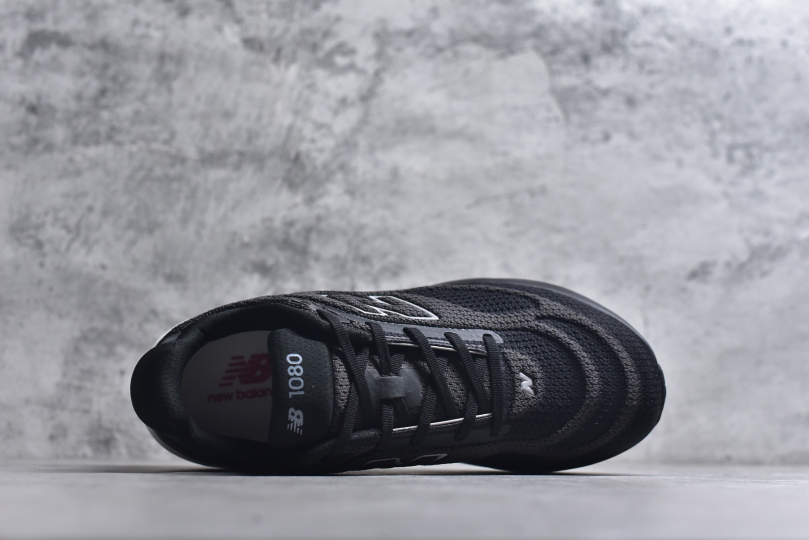 图片[4]-#New Balance Fresh Foam X NB1080V6 新百伦系列低帮轻量化厚底健身休闲运动慢跑鞋M10802FR 全新出货 真正超临界大底 提前原版开发 细节做工材料脚感与原版相差无几 近赏｜无论是日常慢跑，还是City Walk，它都可轻松应对提起今年最流行的事情，想必在你所在的城市来一段City Walk，是很多潮男潮女都会做的吧。当时间来到十月，一年中最舒服的时光，无论是慢跑也好，还是City Walk，今天推荐的这双鞋，都可以轻松应对。那就是可以带给你久违的松弛感、治愈你柔软的需要的New Balance Fresh Foam X1080v15。作为New Balance经典跑鞋系列，1080系列可以说凝聚了品牌历来前沿科技与制造匠心。今年的v13版本可谓再度革新。在舒适体验、运动性能以及造型风格三个维度上做到了有机交融。舒适体验一直是1080跑鞋系列带给我们最大的直观感受，加上本就带有严肃跑鞋基因，在今年全新材料配方的Fresh FoamX中底泡棉上则有了不一样的缓震性能，重新定义“踩屎感”。可再生柔软针织鞋面使用可追溯的Repreve再生鞋面材料，柔软透气的鞋面提供绵密的贴合与包裹感，轻量分区橡胶大底分区外底橡胶采用新材料，改进纹路设计，增加前掌外底硬度，提升滚动反馈和传动效率。 尺码：36 36.5 37 38 39.5 40 40.5 41.5 42 42.5 43 44 44.5 45-选品中心