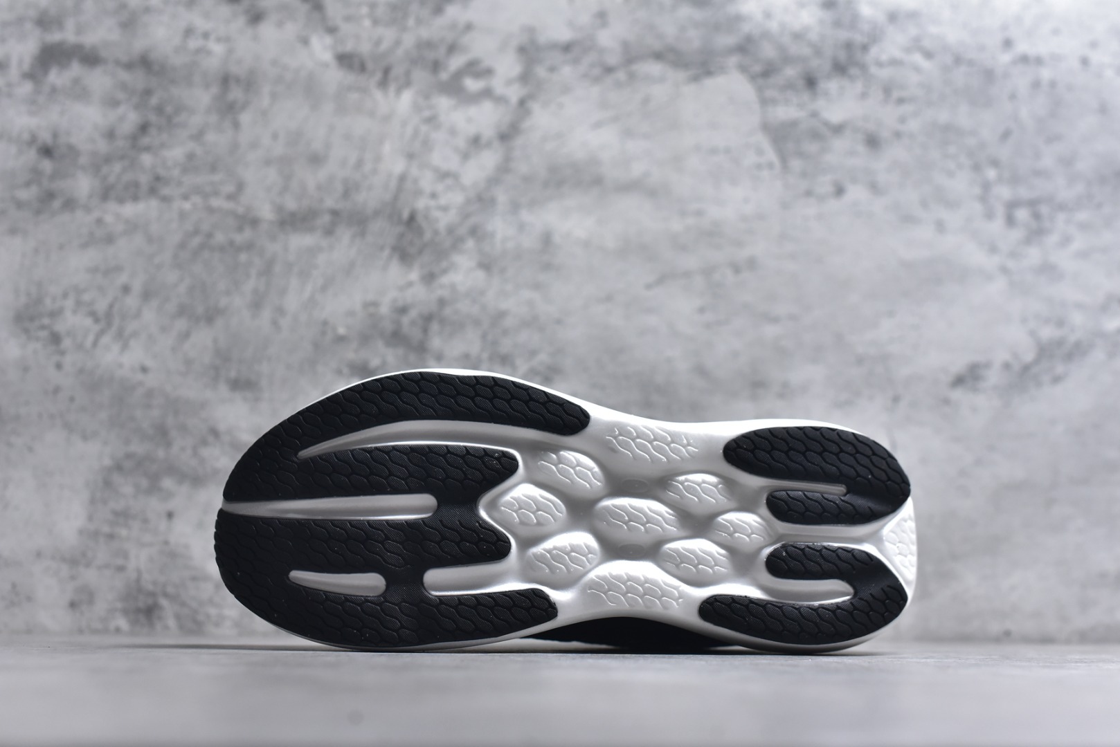 图片[6]-#New Balance Fresh Foam X NB1080V6 新百伦系列低帮轻量化厚底健身休闲运动慢跑鞋M10802FR 全新出货 真正超临界大底 提前原版开发 细节做工材料脚感与原版相差无几 近赏｜无论是日常慢跑，还是City Walk，它都可轻松应对提起今年最流行的事情，想必在你所在的城市来一段City Walk，是很多潮男潮女都会做的吧。当时间来到十月，一年中最舒服的时光，无论是慢跑也好，还是City Walk，今天推荐的这双鞋，都可以轻松应对。那就是可以带给你久违的松弛感、治愈你柔软的需要的New Balance Fresh Foam X1080v15。作为New Balance经典跑鞋系列，1080系列可以说凝聚了品牌历来前沿科技与制造匠心。今年的v13版本可谓再度革新。在舒适体验、运动性能以及造型风格三个维度上做到了有机交融。舒适体验一直是1080跑鞋系列带给我们最大的直观感受，加上本就带有严肃跑鞋基因，在今年全新材料配方的Fresh FoamX中底泡棉上则有了不一样的缓震性能，重新定义“踩屎感”。可再生柔软针织鞋面使用可追溯的Repreve再生鞋面材料，柔软透气的鞋面提供绵密的贴合与包裹感，轻量分区橡胶大底分区外底橡胶采用新材料，改进纹路设计，增加前掌外底硬度，提升滚动反馈和传动效率。 尺码：36 36.5 37 38 39.5 40 40.5 41.5 42 42.5 43 44 44.5 45-选品中心