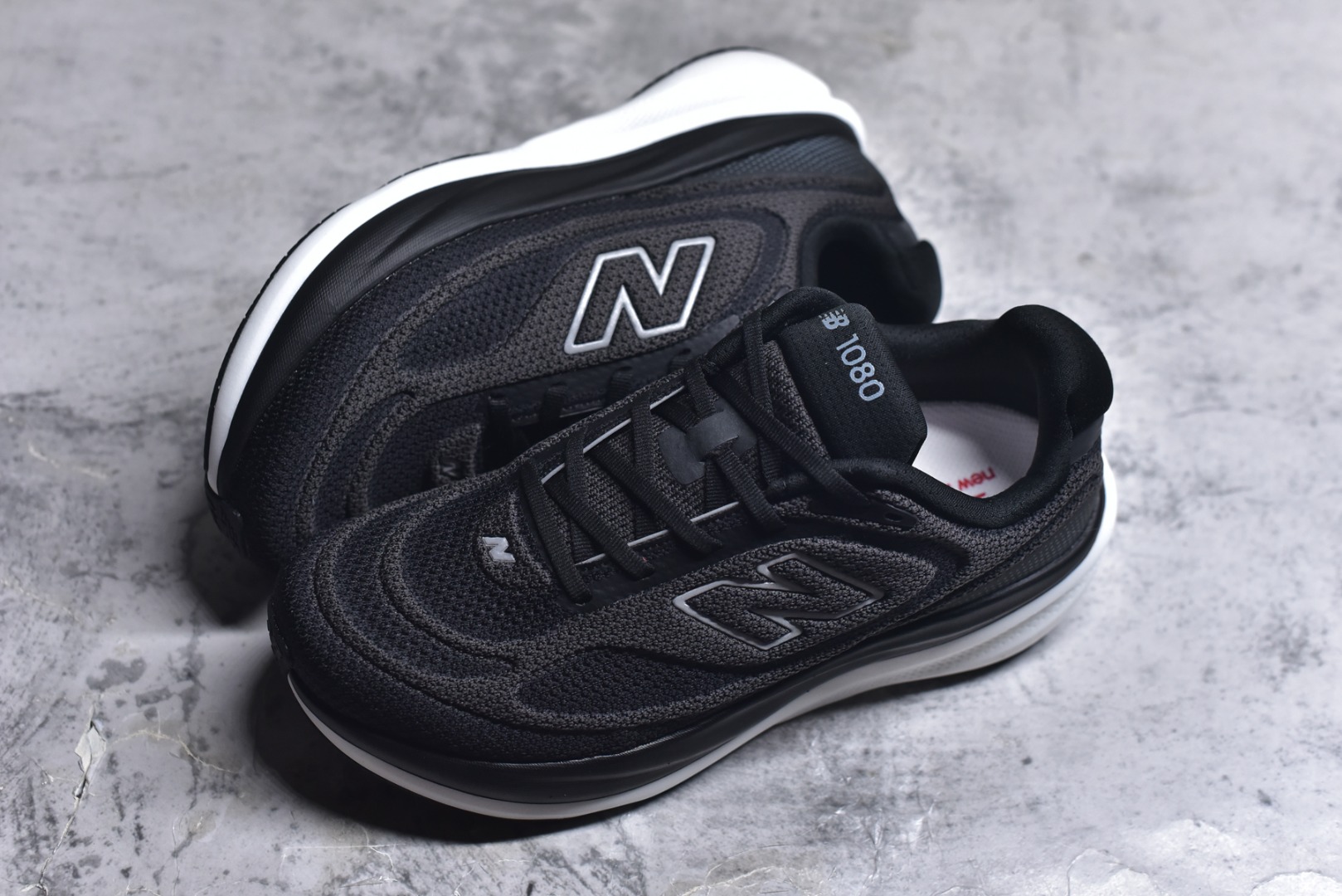 图片[7]-#New Balance Fresh Foam X NB1080V6 新百伦系列低帮轻量化厚底健身休闲运动慢跑鞋M10802FR 全新出货 真正超临界大底 提前原版开发 细节做工材料脚感与原版相差无几 近赏｜无论是日常慢跑，还是City Walk，它都可轻松应对提起今年最流行的事情，想必在你所在的城市来一段City Walk，是很多潮男潮女都会做的吧。当时间来到十月，一年中最舒服的时光，无论是慢跑也好，还是City Walk，今天推荐的这双鞋，都可以轻松应对。那就是可以带给你久违的松弛感、治愈你柔软的需要的New Balance Fresh Foam X1080v15。作为New Balance经典跑鞋系列，1080系列可以说凝聚了品牌历来前沿科技与制造匠心。今年的v13版本可谓再度革新。在舒适体验、运动性能以及造型风格三个维度上做到了有机交融。舒适体验一直是1080跑鞋系列带给我们最大的直观感受，加上本就带有严肃跑鞋基因，在今年全新材料配方的Fresh FoamX中底泡棉上则有了不一样的缓震性能，重新定义“踩屎感”。可再生柔软针织鞋面使用可追溯的Repreve再生鞋面材料，柔软透气的鞋面提供绵密的贴合与包裹感，轻量分区橡胶大底分区外底橡胶采用新材料，改进纹路设计，增加前掌外底硬度，提升滚动反馈和传动效率。 尺码：36 36.5 37 38 39.5 40 40.5 41.5 42 42.5 43 44 44.5 45-选品中心