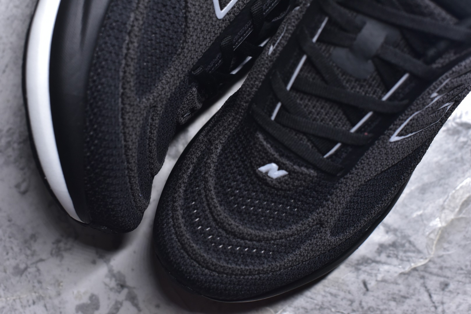 图片[8]-#New Balance Fresh Foam X NB1080V6 新百伦系列低帮轻量化厚底健身休闲运动慢跑鞋M10802FR 全新出货 真正超临界大底 提前原版开发 细节做工材料脚感与原版相差无几 近赏｜无论是日常慢跑，还是City Walk，它都可轻松应对提起今年最流行的事情，想必在你所在的城市来一段City Walk，是很多潮男潮女都会做的吧。当时间来到十月，一年中最舒服的时光，无论是慢跑也好，还是City Walk，今天推荐的这双鞋，都可以轻松应对。那就是可以带给你久违的松弛感、治愈你柔软的需要的New Balance Fresh Foam X1080v15。作为New Balance经典跑鞋系列，1080系列可以说凝聚了品牌历来前沿科技与制造匠心。今年的v13版本可谓再度革新。在舒适体验、运动性能以及造型风格三个维度上做到了有机交融。舒适体验一直是1080跑鞋系列带给我们最大的直观感受，加上本就带有严肃跑鞋基因，在今年全新材料配方的Fresh FoamX中底泡棉上则有了不一样的缓震性能，重新定义“踩屎感”。可再生柔软针织鞋面使用可追溯的Repreve再生鞋面材料，柔软透气的鞋面提供绵密的贴合与包裹感，轻量分区橡胶大底分区外底橡胶采用新材料，改进纹路设计，增加前掌外底硬度，提升滚动反馈和传动效率。 尺码：36 36.5 37 38 39.5 40 40.5 41.5 42 42.5 43 44 44.5 45-选品中心