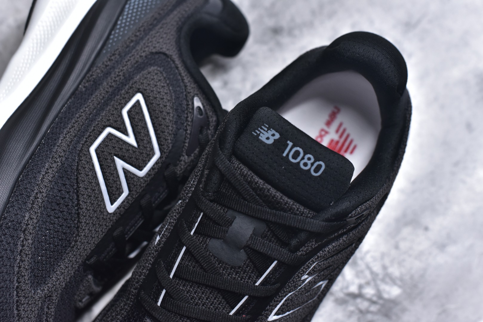 图片[9]-#New Balance Fresh Foam X NB1080V6 新百伦系列低帮轻量化厚底健身休闲运动慢跑鞋M10802FR 全新出货 真正超临界大底 提前原版开发 细节做工材料脚感与原版相差无几 近赏｜无论是日常慢跑，还是City Walk，它都可轻松应对提起今年最流行的事情，想必在你所在的城市来一段City Walk，是很多潮男潮女都会做的吧。当时间来到十月，一年中最舒服的时光，无论是慢跑也好，还是City Walk，今天推荐的这双鞋，都可以轻松应对。那就是可以带给你久违的松弛感、治愈你柔软的需要的New Balance Fresh Foam X1080v15。作为New Balance经典跑鞋系列，1080系列可以说凝聚了品牌历来前沿科技与制造匠心。今年的v13版本可谓再度革新。在舒适体验、运动性能以及造型风格三个维度上做到了有机交融。舒适体验一直是1080跑鞋系列带给我们最大的直观感受，加上本就带有严肃跑鞋基因，在今年全新材料配方的Fresh FoamX中底泡棉上则有了不一样的缓震性能，重新定义“踩屎感”。可再生柔软针织鞋面使用可追溯的Repreve再生鞋面材料，柔软透气的鞋面提供绵密的贴合与包裹感，轻量分区橡胶大底分区外底橡胶采用新材料，改进纹路设计，增加前掌外底硬度，提升滚动反馈和传动效率。 尺码：36 36.5 37 38 39.5 40 40.5 41.5 42 42.5 43 44 44.5 45-选品中心