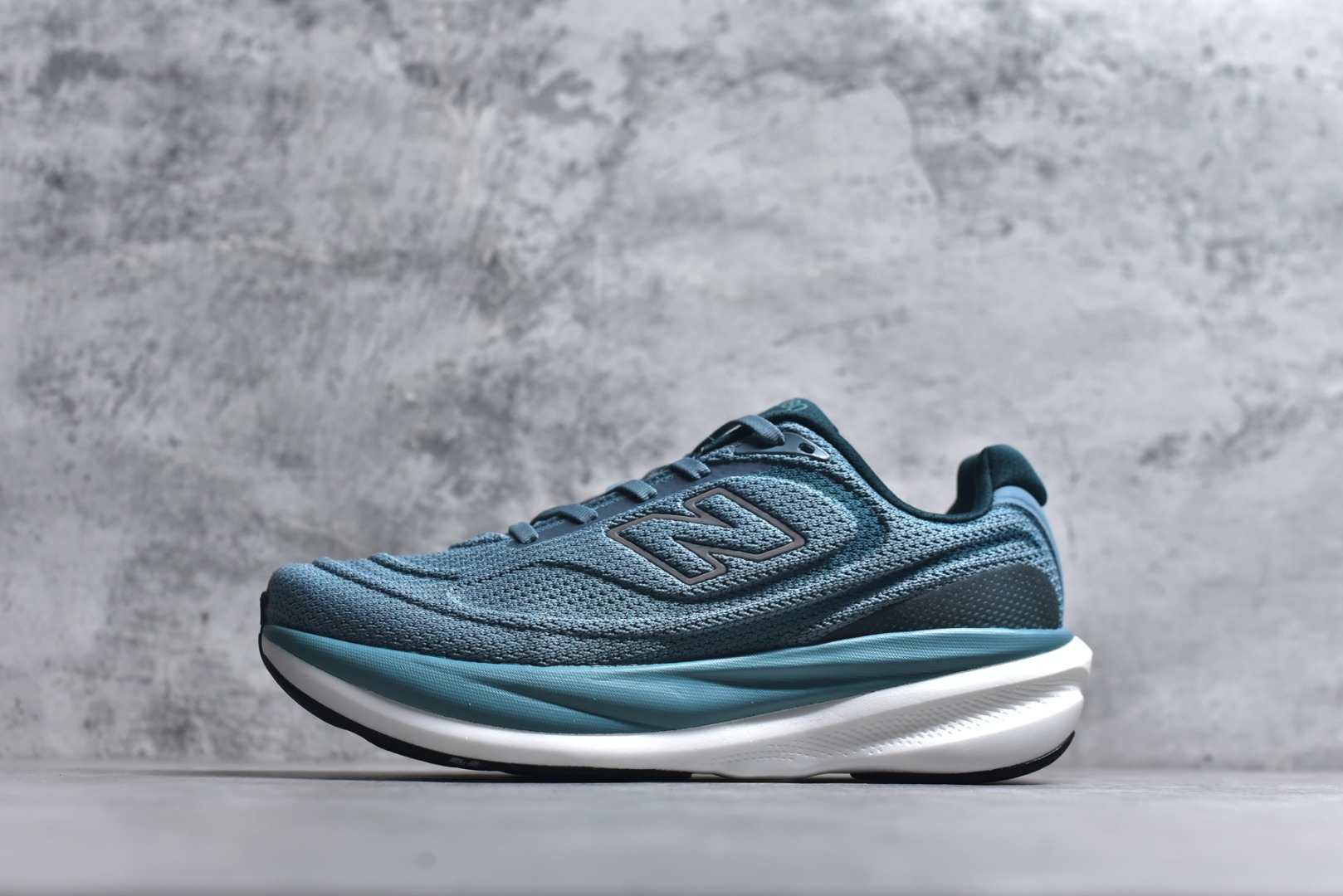 #New Balance Fresh Foam X NB1080V6 新百伦系列低帮轻量化厚底健身休闲运动慢跑鞋M10807RO 全新出货 真正超临界大底 提前原版开发 细节做工材料脚感与原版相差无几 近赏｜无论是日常慢跑，还是City Walk，它都可轻松应对提起今年最流行的事情，想必在你所在的城市来一段City Walk，是很多潮男潮女都会做的吧。当时间来到十月，一年中最舒服的时光，无论是慢跑也好，还是City Walk，今天推荐的这双鞋，都可以轻松应对。那就是可以带给你久违的松弛感、治愈你柔软的需要的New Balance Fresh Foam X1080v15。作为New Balance经典跑鞋系列，1080系列可以说凝聚了品牌历来前沿科技与制造匠心。今年的v13版本可谓再度革新。在舒适体验、运动性能以及造型风格三个维度上做到了有机交融。舒适体验一直是1080跑鞋系列带给我们最大的直观感受，加上本就带有严肃跑鞋基因，在今年全新材料配方的Fresh FoamX中底泡棉上则有了不一样的缓震性能，重新定义“踩屎感”。可再生柔软针织鞋面使用可追溯的Repreve再生鞋面材料，柔软透气的鞋面提供绵密的贴合与包裹感，轻量分区橡胶大底分区外底橡胶采用新材料，改进纹路设计，增加前掌外底硬度，提升滚动反馈和传动效率。 尺码：36 36.5 37 38 39.5 40 40.5 41.5 42 42.5 43 44 44.5 45-选品中心