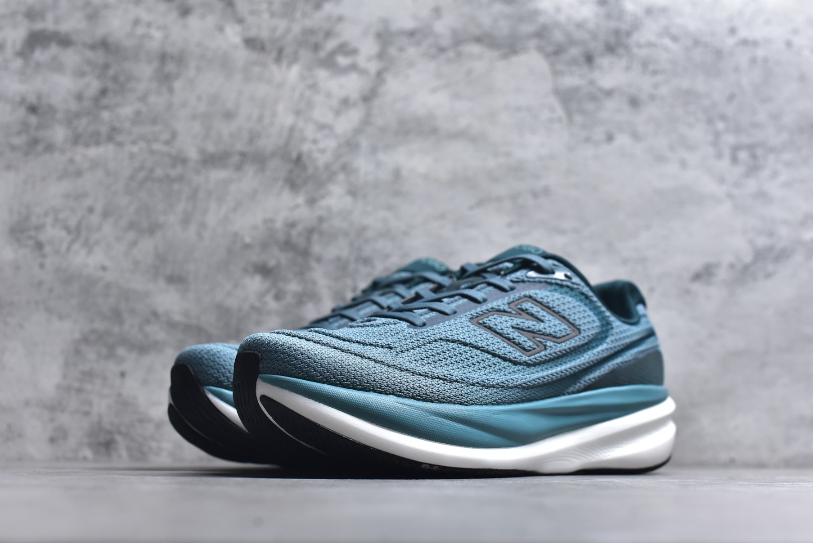 图片[2]-#New Balance Fresh Foam X NB1080V6 新百伦系列低帮轻量化厚底健身休闲运动慢跑鞋M10807RO 全新出货 真正超临界大底 提前原版开发 细节做工材料脚感与原版相差无几 近赏｜无论是日常慢跑，还是City Walk，它都可轻松应对提起今年最流行的事情，想必在你所在的城市来一段City Walk，是很多潮男潮女都会做的吧。当时间来到十月，一年中最舒服的时光，无论是慢跑也好，还是City Walk，今天推荐的这双鞋，都可以轻松应对。那就是可以带给你久违的松弛感、治愈你柔软的需要的New Balance Fresh Foam X1080v15。作为New Balance经典跑鞋系列，1080系列可以说凝聚了品牌历来前沿科技与制造匠心。今年的v13版本可谓再度革新。在舒适体验、运动性能以及造型风格三个维度上做到了有机交融。舒适体验一直是1080跑鞋系列带给我们最大的直观感受，加上本就带有严肃跑鞋基因，在今年全新材料配方的Fresh FoamX中底泡棉上则有了不一样的缓震性能，重新定义“踩屎感”。可再生柔软针织鞋面使用可追溯的Repreve再生鞋面材料，柔软透气的鞋面提供绵密的贴合与包裹感，轻量分区橡胶大底分区外底橡胶采用新材料，改进纹路设计，增加前掌外底硬度，提升滚动反馈和传动效率。 尺码：36 36.5 37 38 39.5 40 40.5 41.5 42 42.5 43 44 44.5 45-选品中心