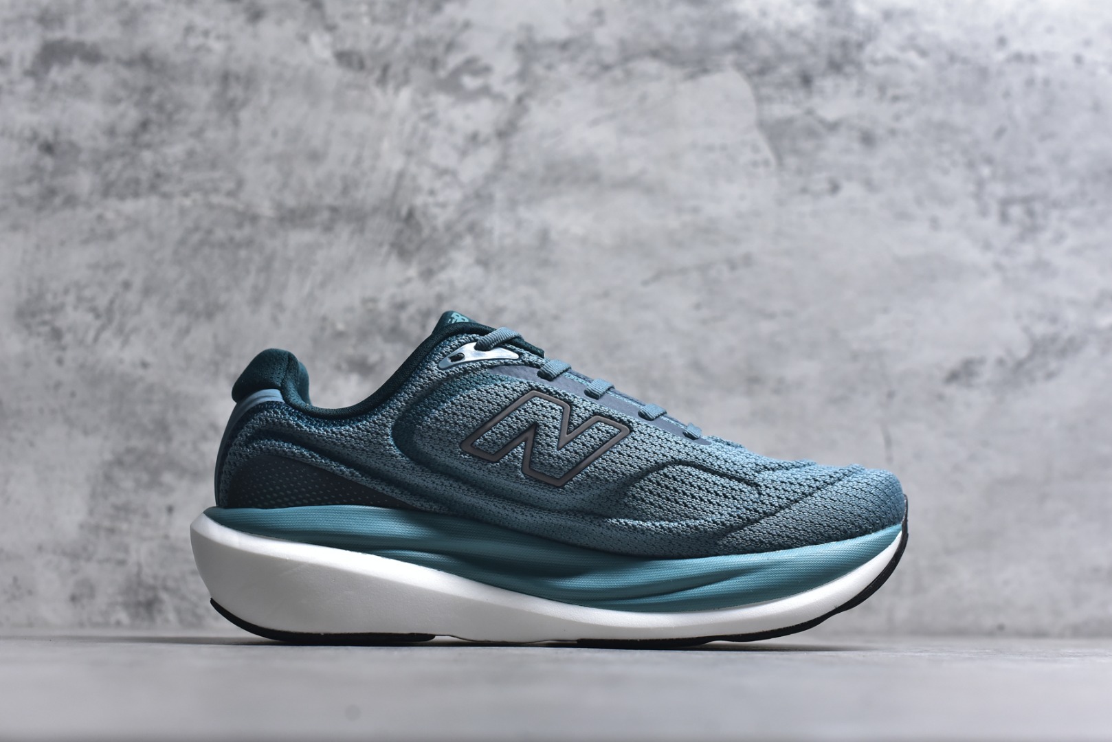 图片[3]-#New Balance Fresh Foam X NB1080V6 新百伦系列低帮轻量化厚底健身休闲运动慢跑鞋M10807RO 全新出货 真正超临界大底 提前原版开发 细节做工材料脚感与原版相差无几 近赏｜无论是日常慢跑，还是City Walk，它都可轻松应对提起今年最流行的事情，想必在你所在的城市来一段City Walk，是很多潮男潮女都会做的吧。当时间来到十月，一年中最舒服的时光，无论是慢跑也好，还是City Walk，今天推荐的这双鞋，都可以轻松应对。那就是可以带给你久违的松弛感、治愈你柔软的需要的New Balance Fresh Foam X1080v15。作为New Balance经典跑鞋系列，1080系列可以说凝聚了品牌历来前沿科技与制造匠心。今年的v13版本可谓再度革新。在舒适体验、运动性能以及造型风格三个维度上做到了有机交融。舒适体验一直是1080跑鞋系列带给我们最大的直观感受，加上本就带有严肃跑鞋基因，在今年全新材料配方的Fresh FoamX中底泡棉上则有了不一样的缓震性能，重新定义“踩屎感”。可再生柔软针织鞋面使用可追溯的Repreve再生鞋面材料，柔软透气的鞋面提供绵密的贴合与包裹感，轻量分区橡胶大底分区外底橡胶采用新材料，改进纹路设计，增加前掌外底硬度，提升滚动反馈和传动效率。 尺码：36 36.5 37 38 39.5 40 40.5 41.5 42 42.5 43 44 44.5 45-选品中心