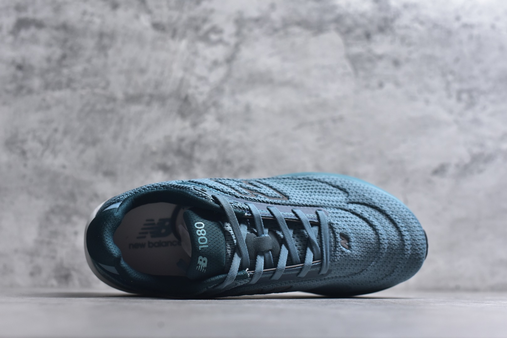 图片[4]-#New Balance Fresh Foam X NB1080V6 新百伦系列低帮轻量化厚底健身休闲运动慢跑鞋M10807RO 全新出货 真正超临界大底 提前原版开发 细节做工材料脚感与原版相差无几 近赏｜无论是日常慢跑，还是City Walk，它都可轻松应对提起今年最流行的事情，想必在你所在的城市来一段City Walk，是很多潮男潮女都会做的吧。当时间来到十月，一年中最舒服的时光，无论是慢跑也好，还是City Walk，今天推荐的这双鞋，都可以轻松应对。那就是可以带给你久违的松弛感、治愈你柔软的需要的New Balance Fresh Foam X1080v15。作为New Balance经典跑鞋系列，1080系列可以说凝聚了品牌历来前沿科技与制造匠心。今年的v13版本可谓再度革新。在舒适体验、运动性能以及造型风格三个维度上做到了有机交融。舒适体验一直是1080跑鞋系列带给我们最大的直观感受，加上本就带有严肃跑鞋基因，在今年全新材料配方的Fresh FoamX中底泡棉上则有了不一样的缓震性能，重新定义“踩屎感”。可再生柔软针织鞋面使用可追溯的Repreve再生鞋面材料，柔软透气的鞋面提供绵密的贴合与包裹感，轻量分区橡胶大底分区外底橡胶采用新材料，改进纹路设计，增加前掌外底硬度，提升滚动反馈和传动效率。 尺码：36 36.5 37 38 39.5 40 40.5 41.5 42 42.5 43 44 44.5 45-选品中心